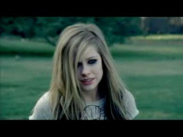 Alice in Wonderland - Il videoclip musicale di Avril Lavigne Alice (Underground)