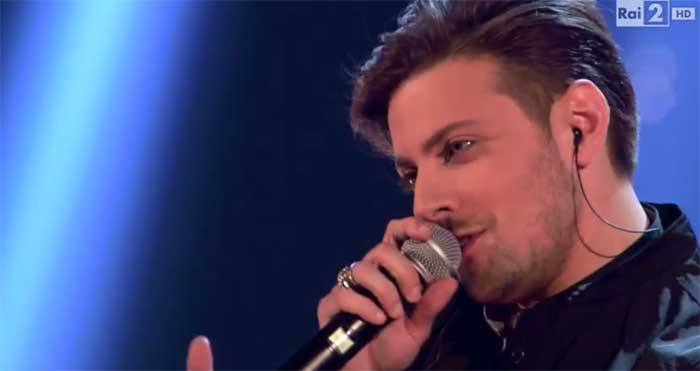 The Voice 2014, Live 4: Stefano Corona canta 'Time is running out'