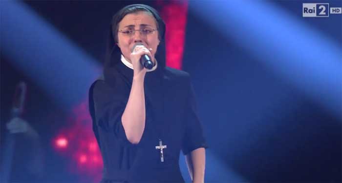 The Voice 2014, Finale: Suor Cristina Scuccia canta 'Lungo la riva'