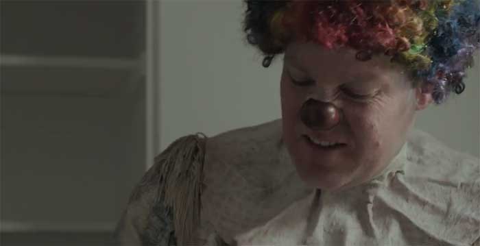 Clown - Clip Kent non riesce a togliere il costume