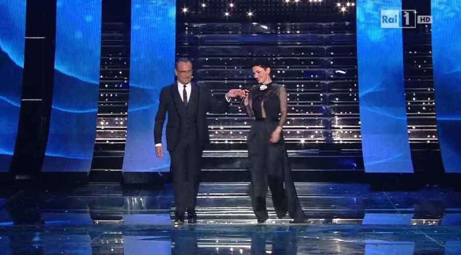 Sanremo 2015: Ingresso di Arisa - 2a serata - 11 Febbraio 2015