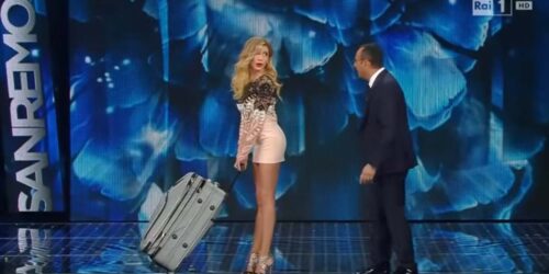 Sanremo 2016 - Belen (Virginia Raffaele) col trolley con il paparazzo a mano