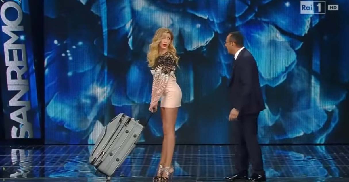 Sanremo 2016 - Belen (Virginia Raffaele) col trolley con il paparazzo a mano