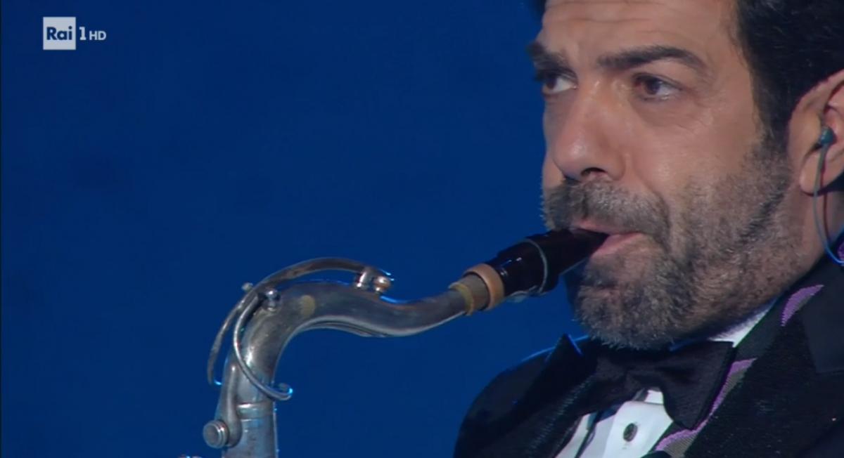 Pierfrancesco Favino in un'esibizione jazz