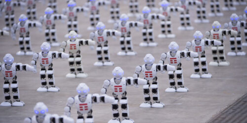 TIM fa ballare 1.372 robot, un Guinness World Record