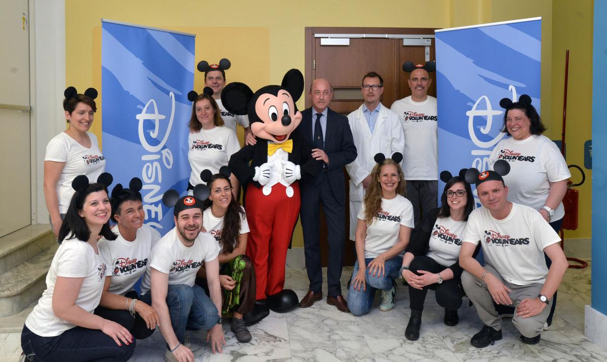 Topolino posa insieme ai Disney VoluntEARs all'Ospedale Giannina Gaslini di Genova