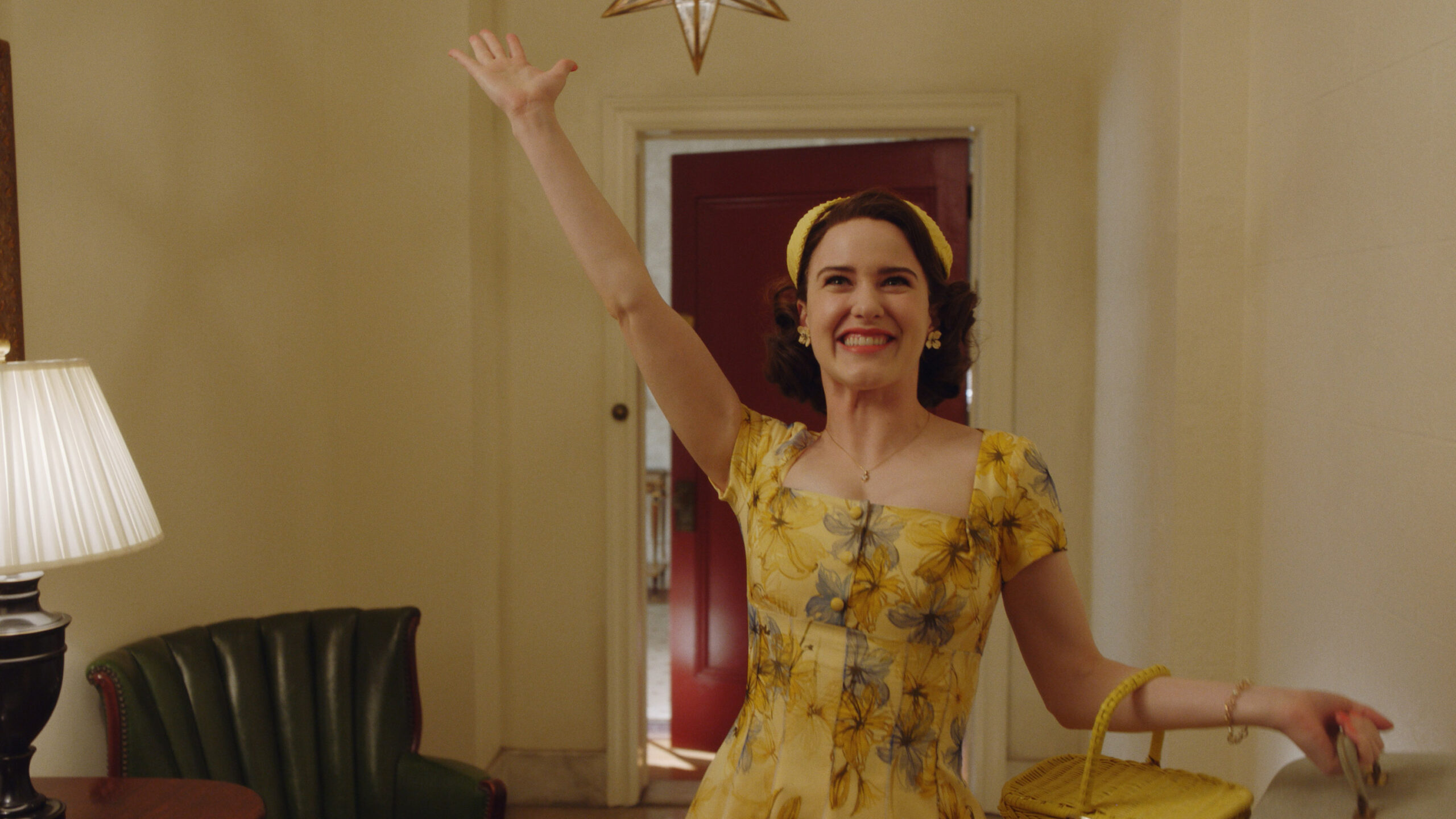 Rachel Brosnahan (Miriam 'Midge' Maisel) in La fantastica signora Maisel 2x04 [credit: Copyright Amazon Studios; courtesy of Amazon Studios]