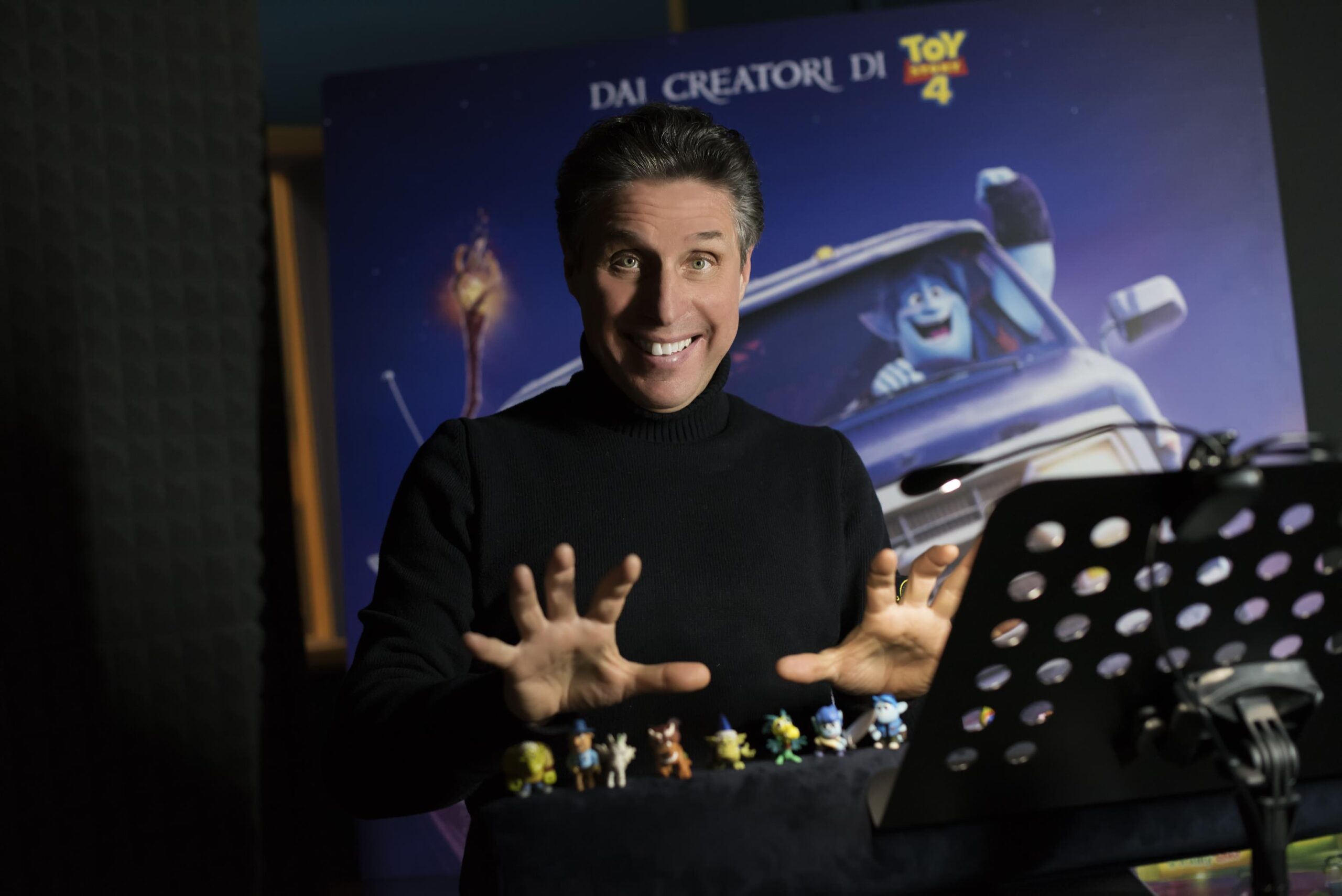 Raul Cremona in sala doppiaggio per Onward - Oltre la Magia [credit: foto di Giovanna Onofri; courtesy of Disney Italia]