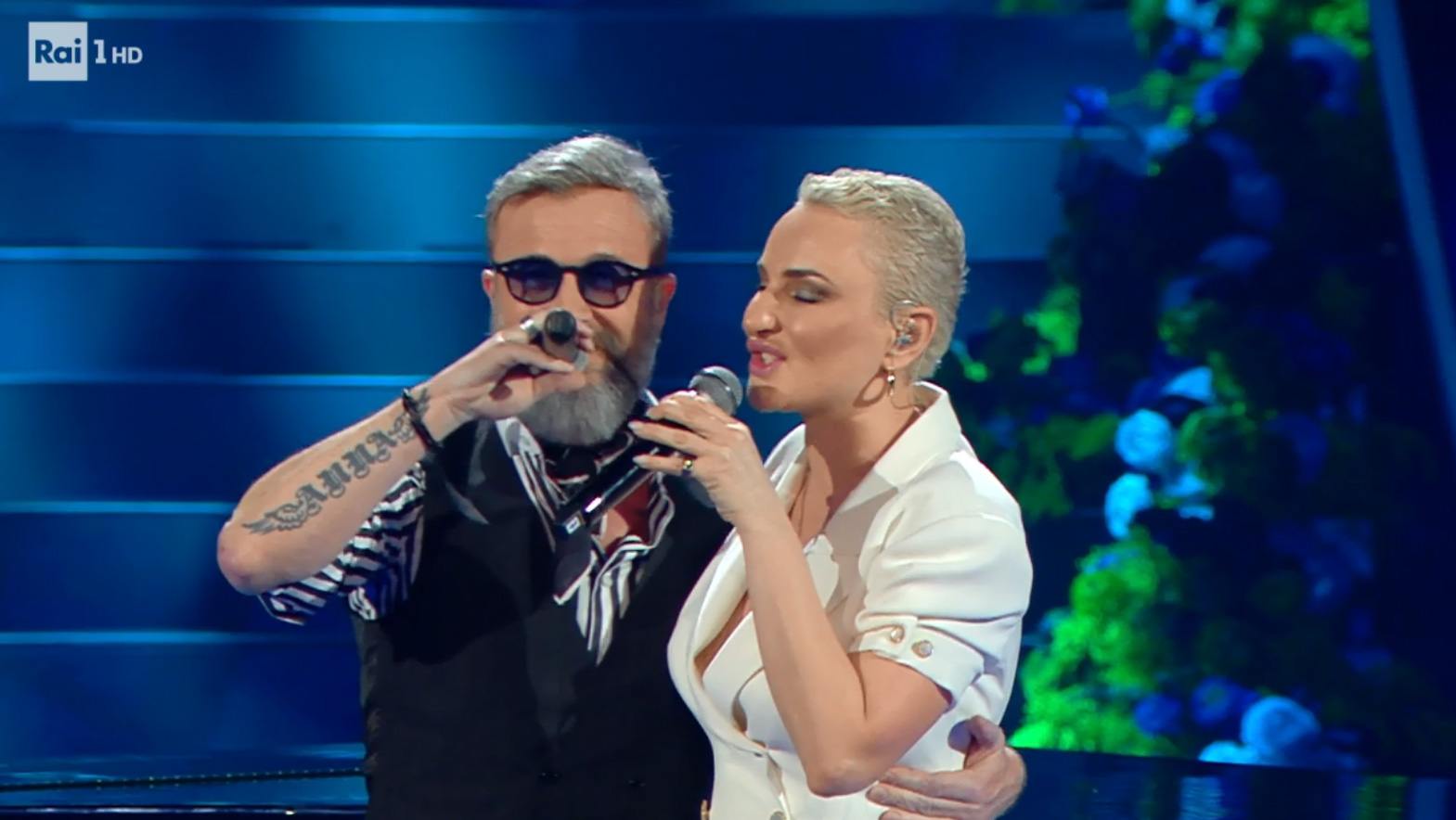 Marco Masini con Arisa cantano 'Vacanze romane' dei Matia Bazar a Sanremo 2020