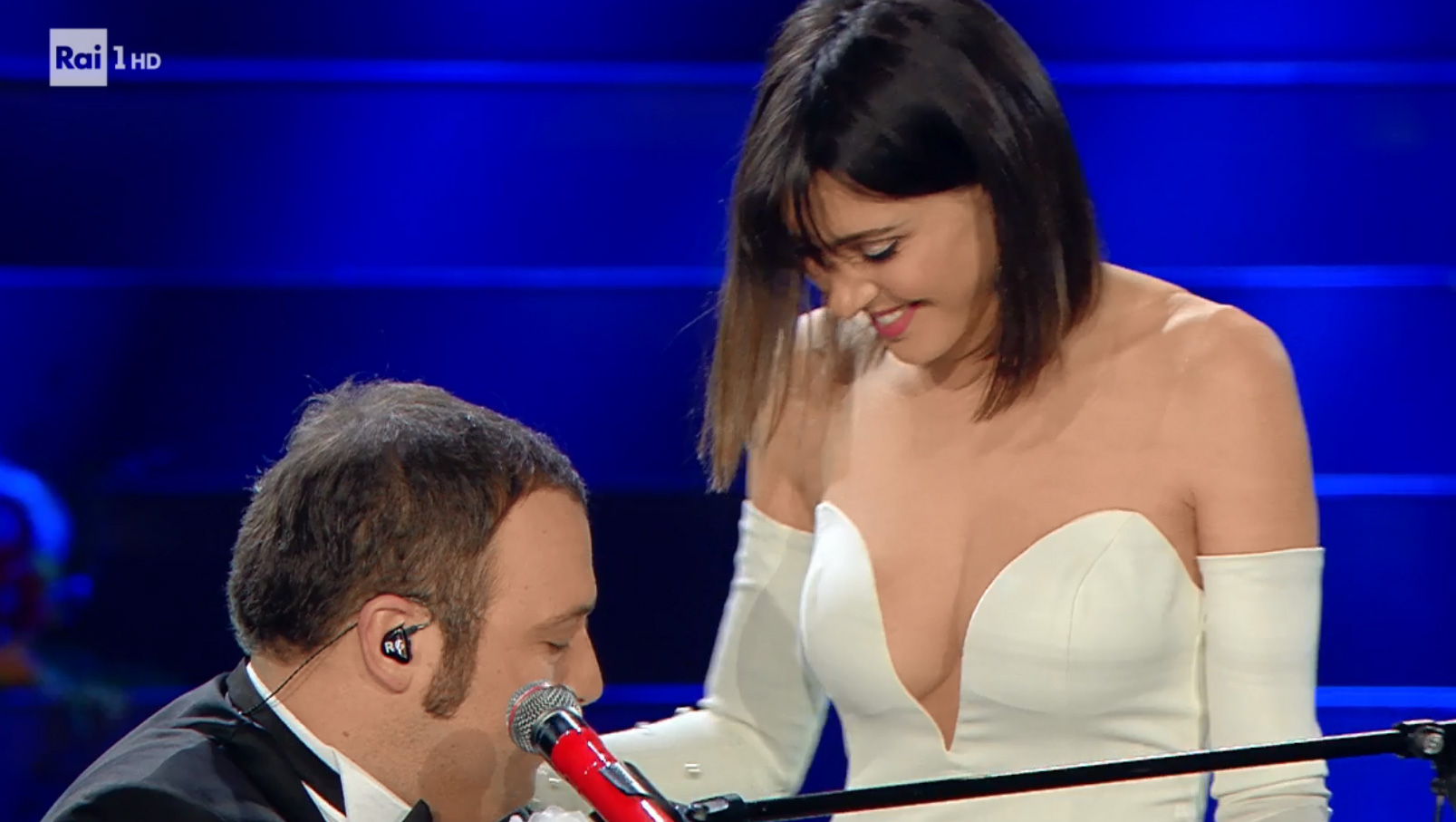 Raphael Gualazzi e Simona Molinari cantano 'E se domani' a Sanremo 2020