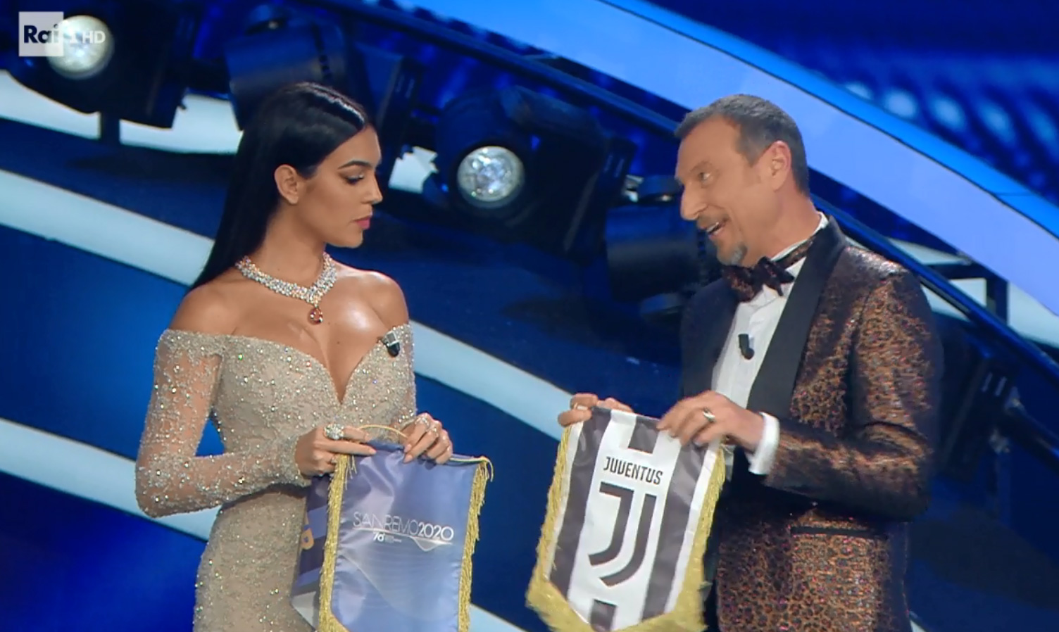 Amadeus e Georgina Rodriguez si scambiano dei gagliardetti a Sanremo 2020