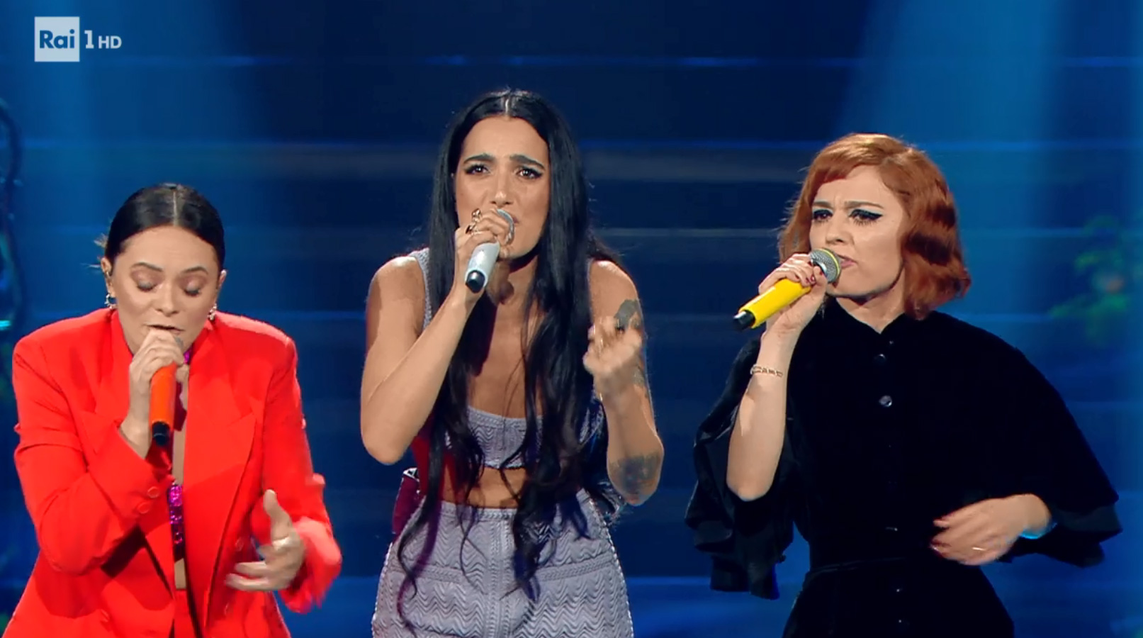 Levante con Francesca Michielin e Maria Antonietta che cantano 'Si può dare di più' a Sanremo 2020