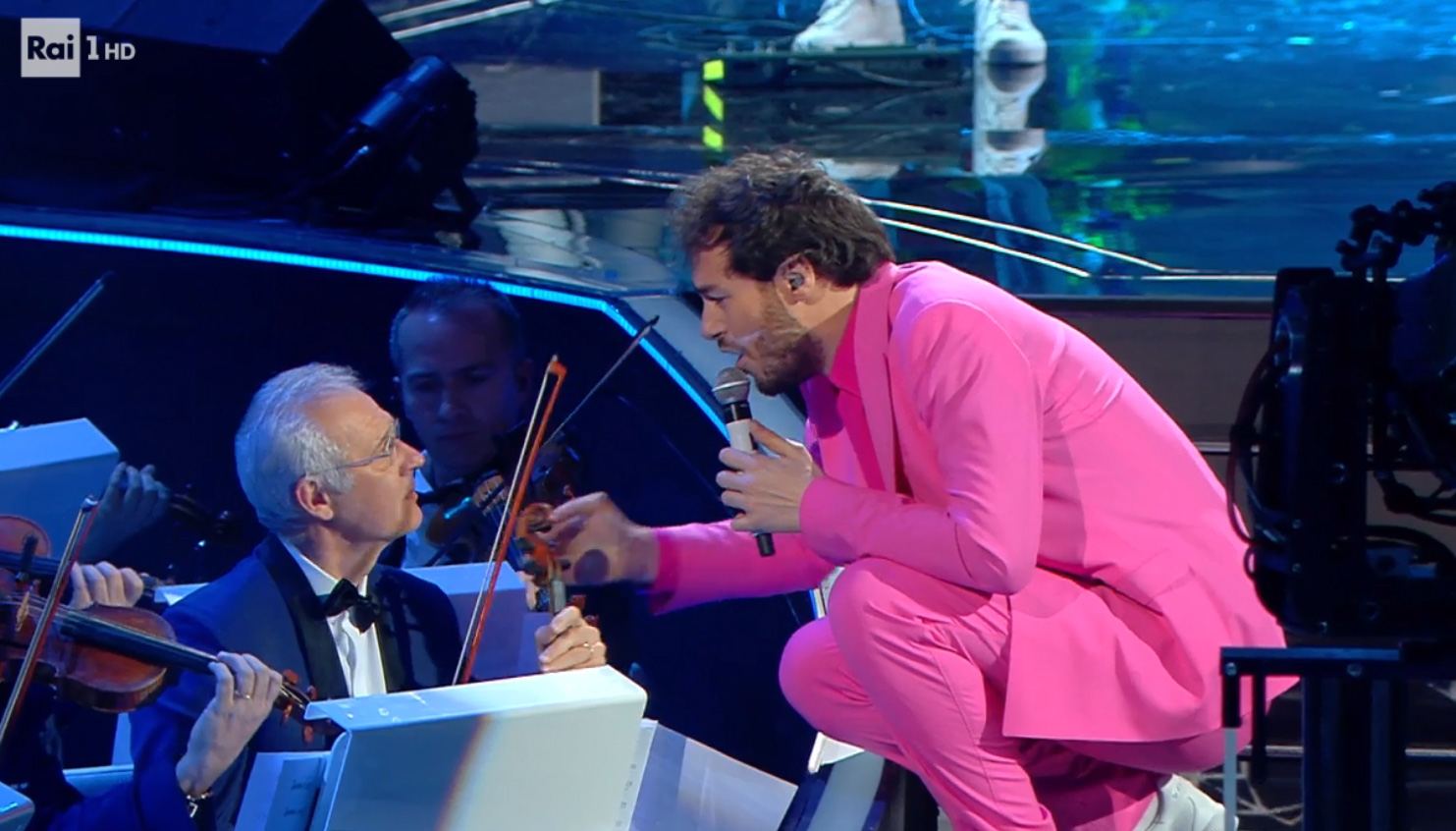 I Pinguini Tattici Nucleari con il medley '70 volte' a Sanremo 2020