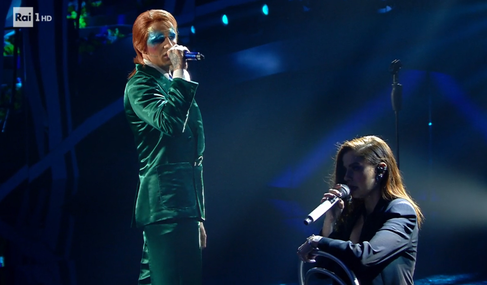 Achille Lauro e Annalisa cantano 'Gli uomini non cambiano' a Sanremo 2020