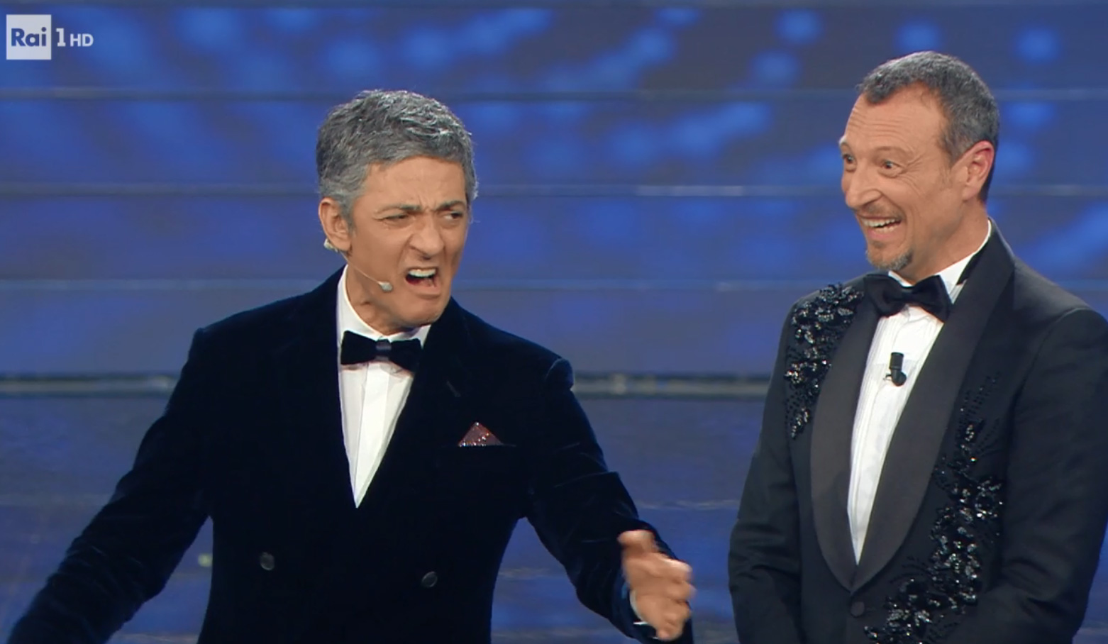 Fiorello con la scaletta in mano nella finale di Sanremo 2020