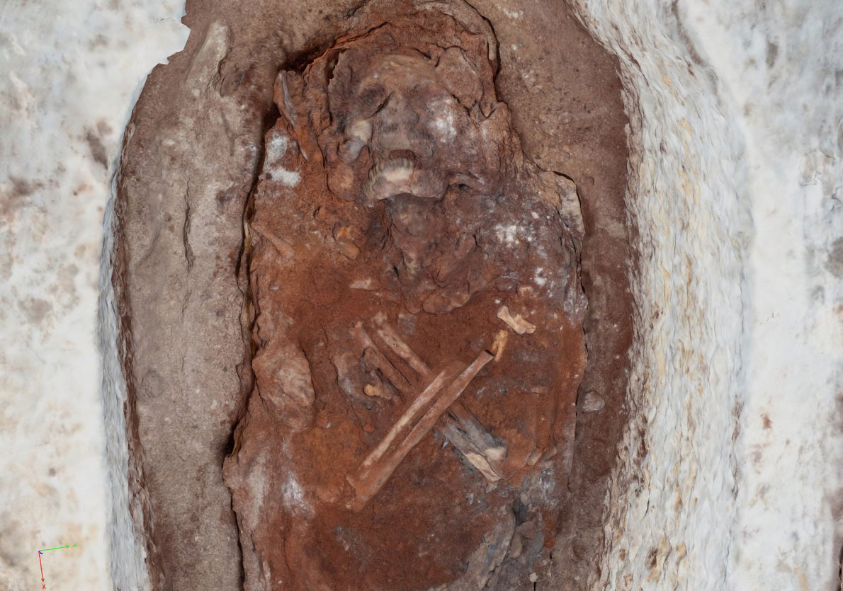 A top down view of a selection of grave goods found alongside the Saqqara sarcophagus with the broken seal. Visible are two canopic jars containing the organs of the deceased, and the remains of two 'shabti' boxes, containing hundreds of blue statuettes that served as afterlife servants for the deceased. [credit: foto di Barney Rowe; Copyright National Geographic]