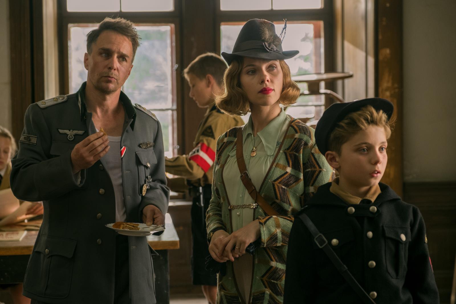 (da sinistra verso destra): Sam Rockwell, Scarlett Johansson e Roman Griffin Davis nel film Jojo Rabbit. [credit: foto di Larry Horricks; courtesy of Disney Italia; Copyright 2019 Twentieth Century Fox Film Corporation]