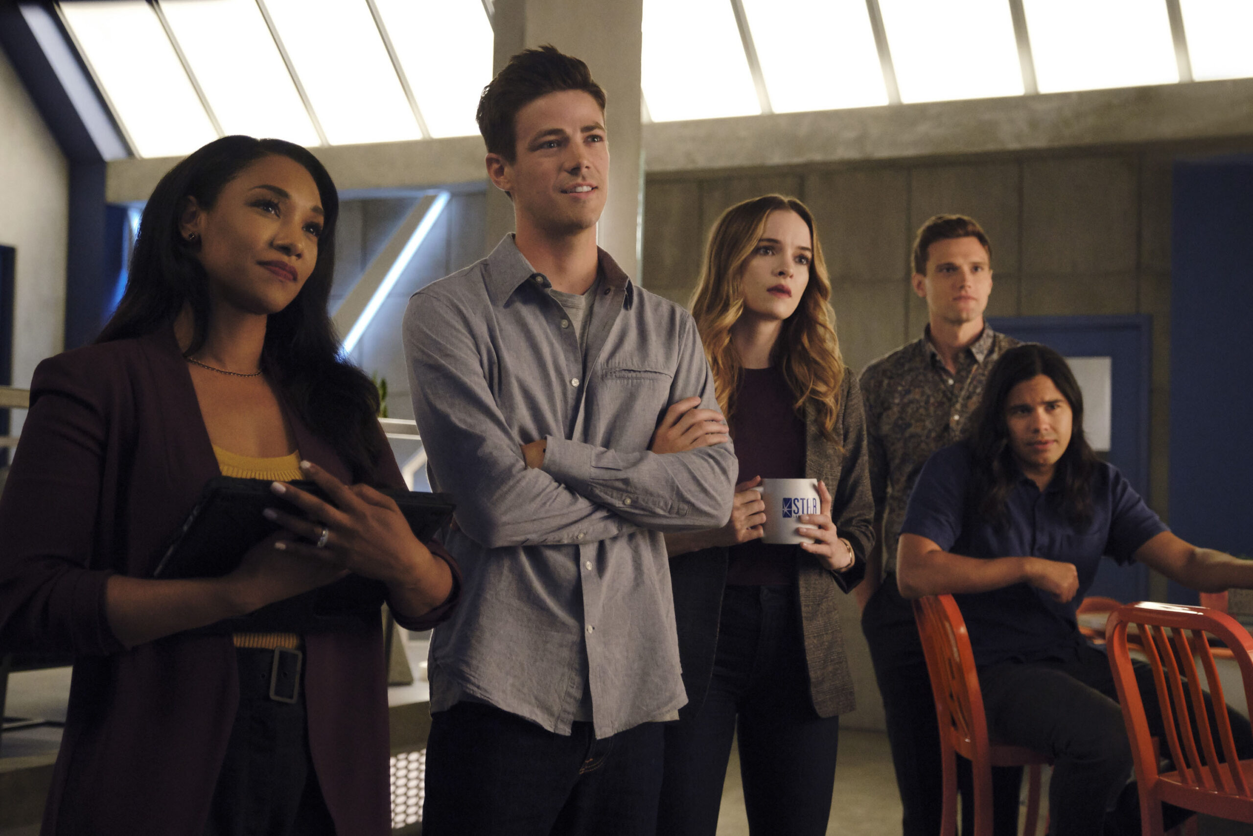 (S-D) Candice Patton come Iris West - Allen, Grant Gustin come Barry Allen, Danielle Panabaker come Caitlin Snow, Hartley Sawyer come Dibney e Carlos Valdes come Cisco Ramon in The Flash 6x01 'Into The Void' [credit: foto di Jeff Weddell/The CW; Copyright 2019 The CW Network, LLC. All rights reserved; courtesy of Mediaset]