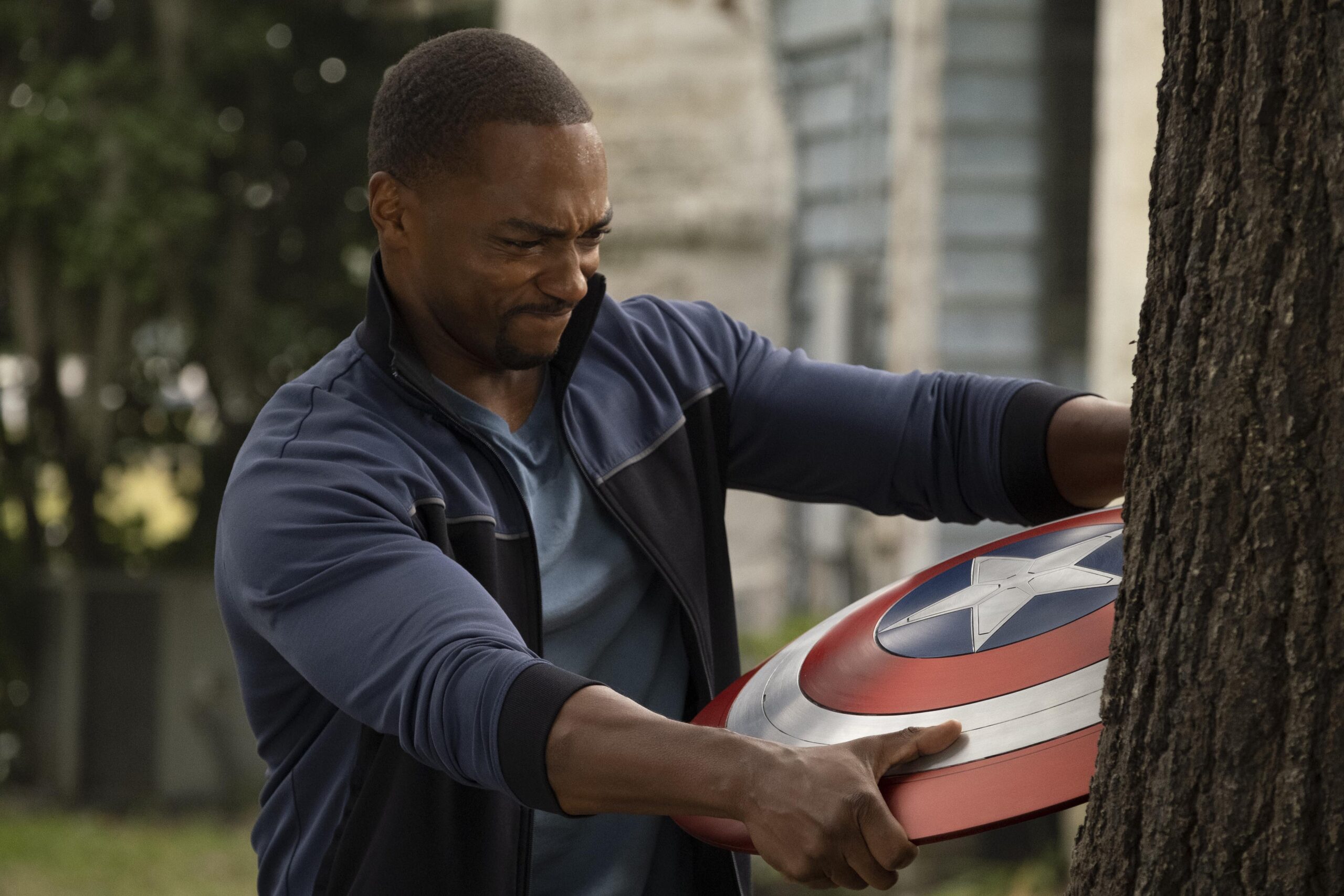 Falcon/Sam Wilson (Anthony Mackie) in The Falcon and the Winter Soldier di Marvel Studios su Disney Plus [credit: foto di Chuck Zlotnick; Copyright Marvel Studios 2021. All Rights Reserved; courtesy of Disney Italia]