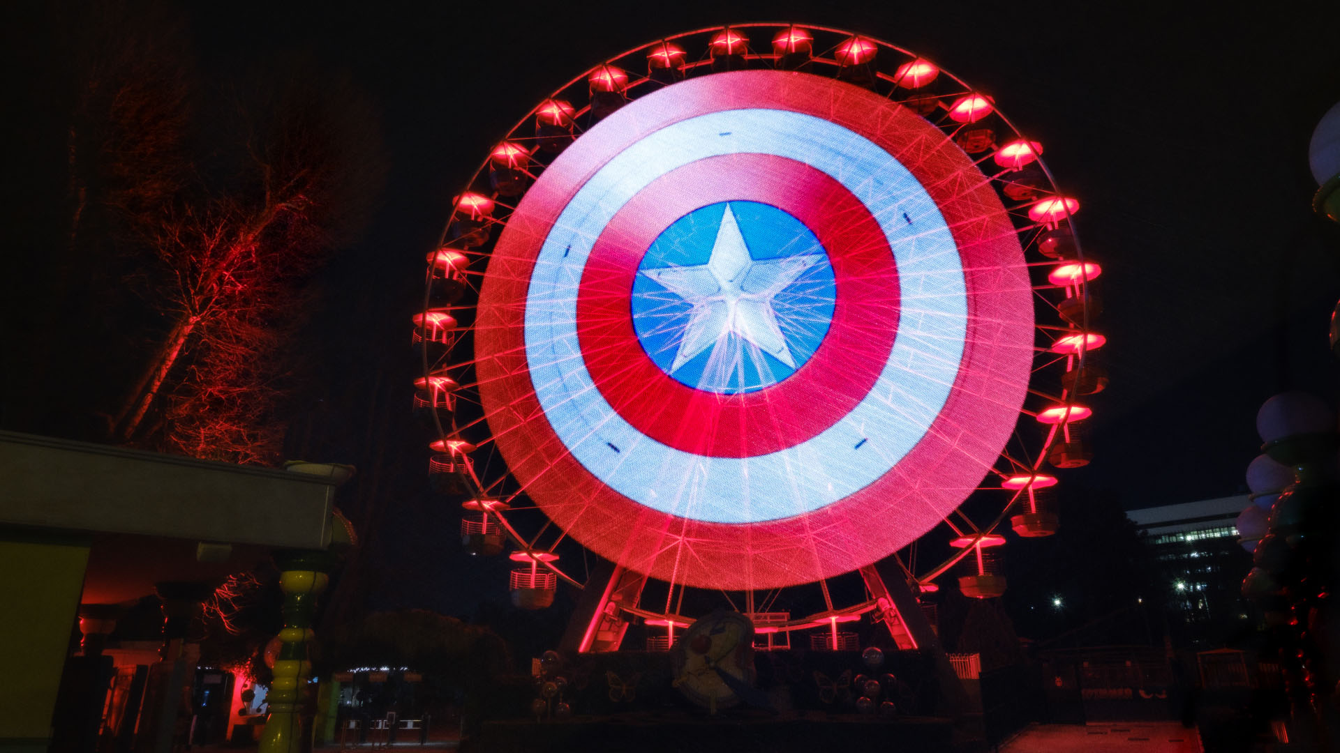 Lo scudo di Captain America sulla ruota panoramica del Luneur a Roma per il lancio di The Falcon and the Winter Soldier su Disney+ il 19 Marzo 2021 [credit: courtesy of Disney+]