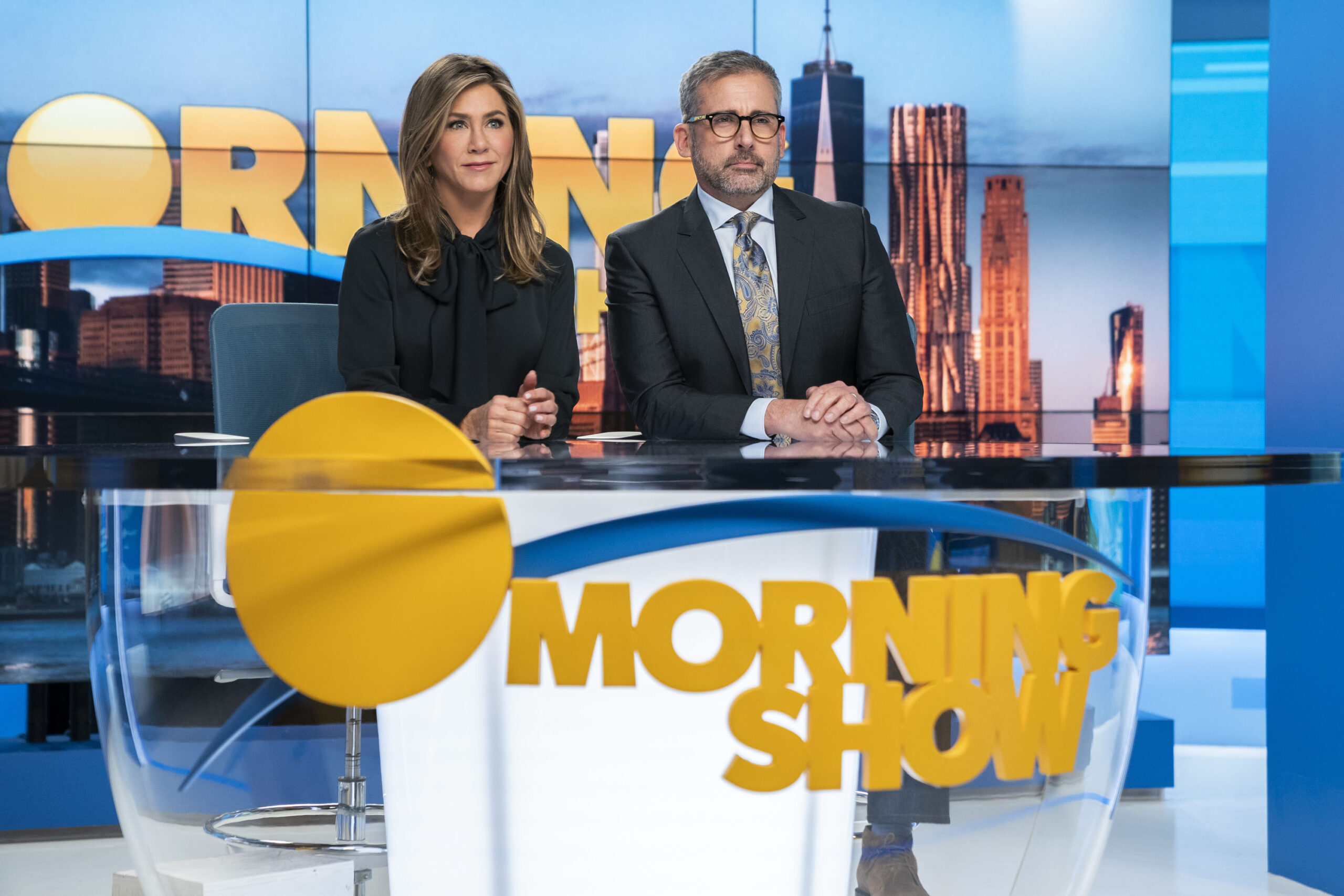 Jennifer Aniston e Steve Carell in The Morning Show 1x01 [tag: Jennifer Aniston, Steve Carell] [credit: foto di Hilary B Gayle; courtesy of Apple TV Plus]