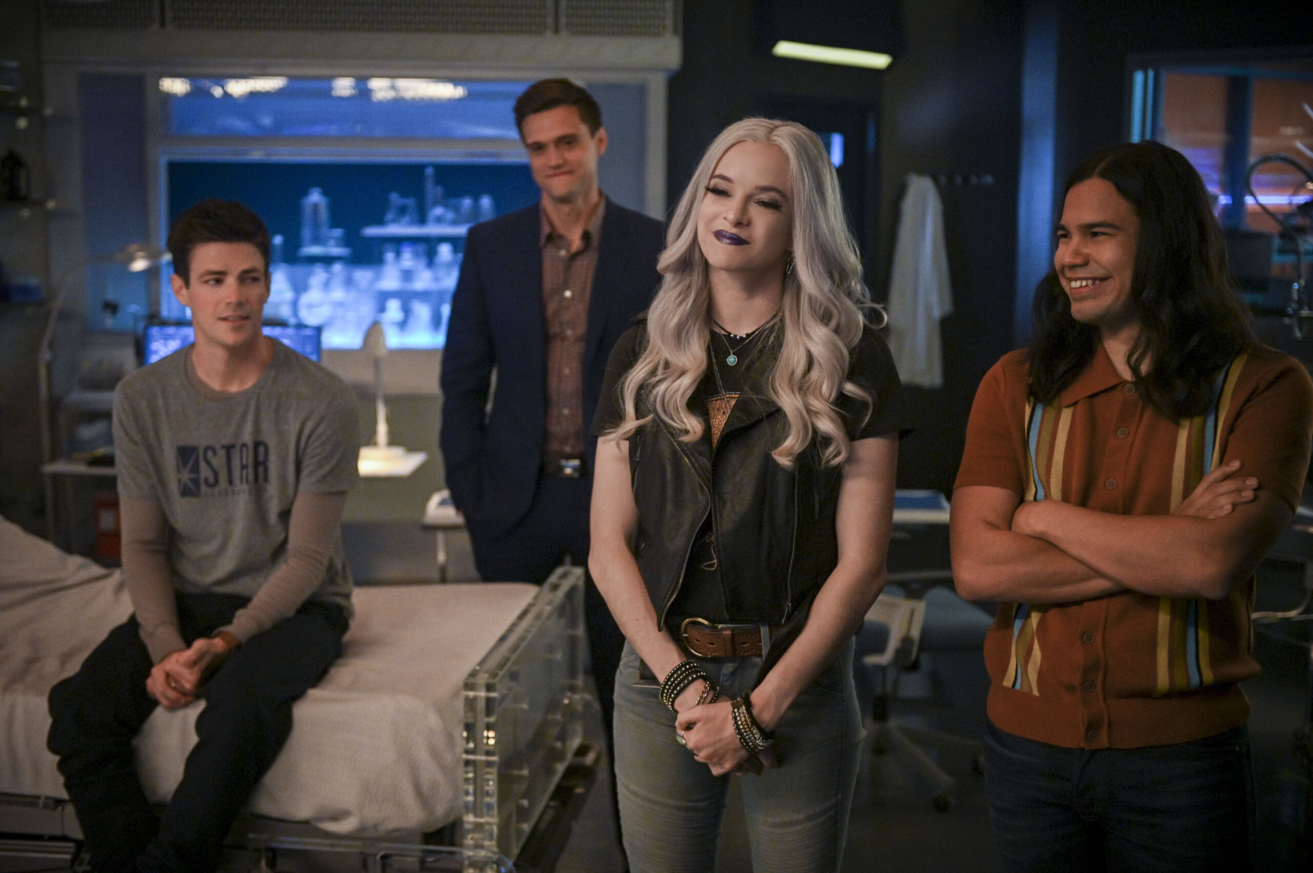 (S-D) Grant Gustin come Barry Allen, Hartley Sawyer come Dibney, Danielle Panabaker come Killer Frost e Carlos Valdes come Cisco Ramon in The Flash 6x02 'A Flash of the Lightning' [credit: foto di Sergei Bachlakov/The CW; Copyright 2019 The CW Network, LLC. All rights reserved; courtesy of Mediaset]