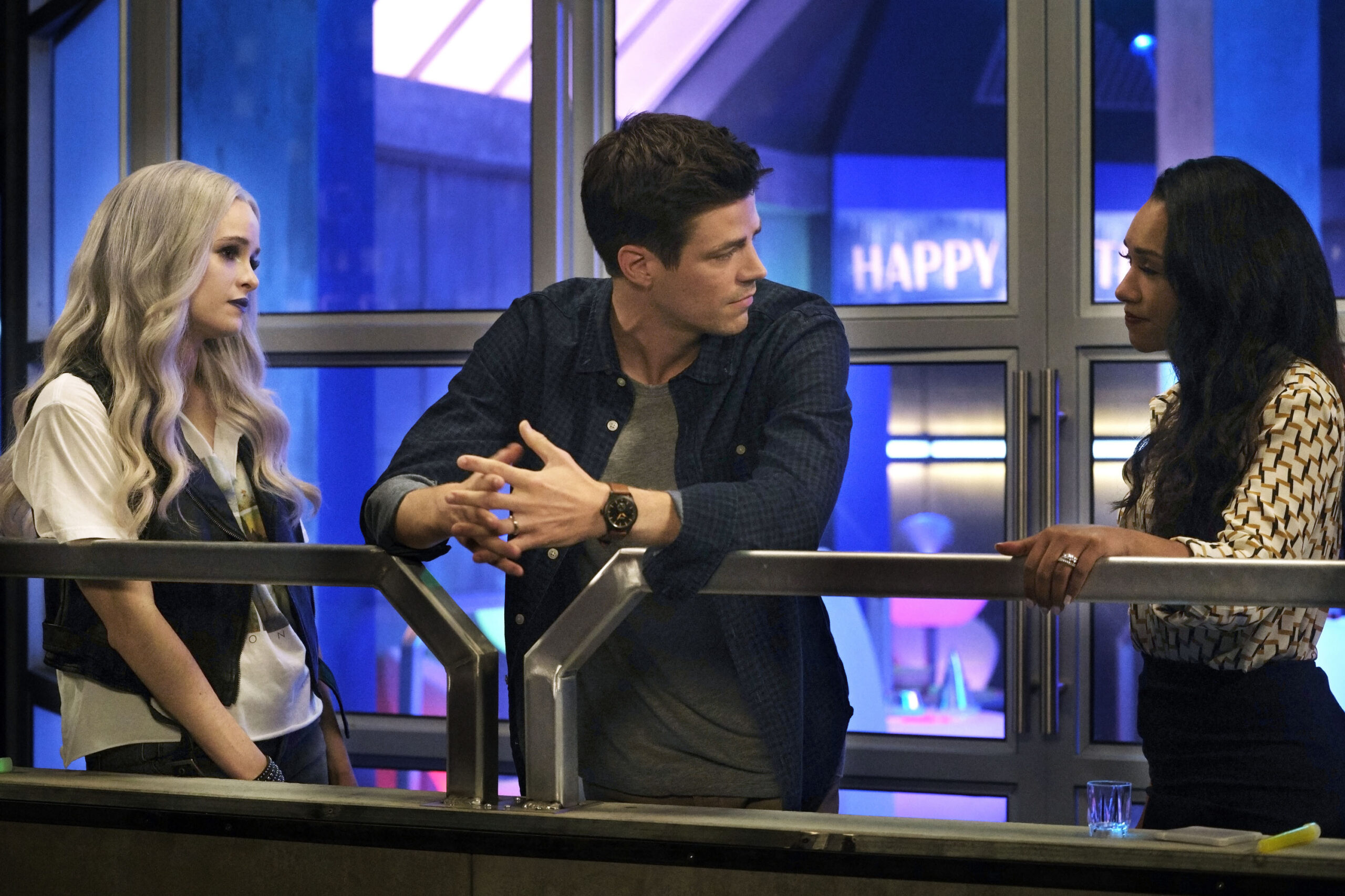 (S-D) Danielle Panabaker come Killer Frost, Grant Gustin come Barry Allen e Candice Patton come Iris West - Allen in The Flash 6x03 'Dead Man Running' [credit: foto di Jeff Weddell/The CW; Copyright 2019 The CW Network, LLC. All rights reserved; courtesy of Mediaset]