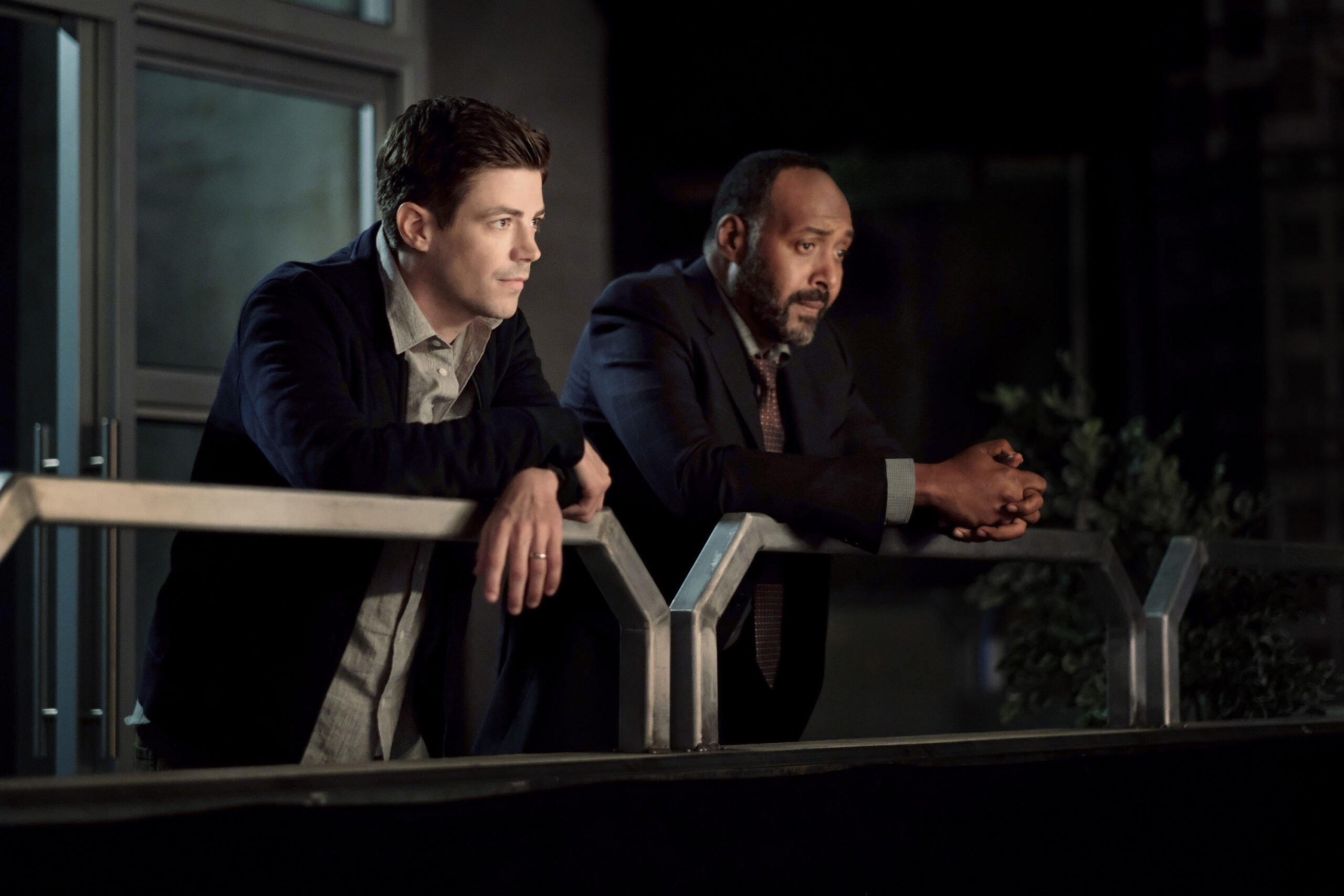 (S-D) Grant Gustin come Barry Allen e Jesse L. Martin come Capitano Joe West in The Flash 6x04 'There Will Be Blood' [credit: foto di Robert Falconer/The CW; Copyright 2019 The CW Network, LLC. All rights reserved; courtesy of Mediaset]