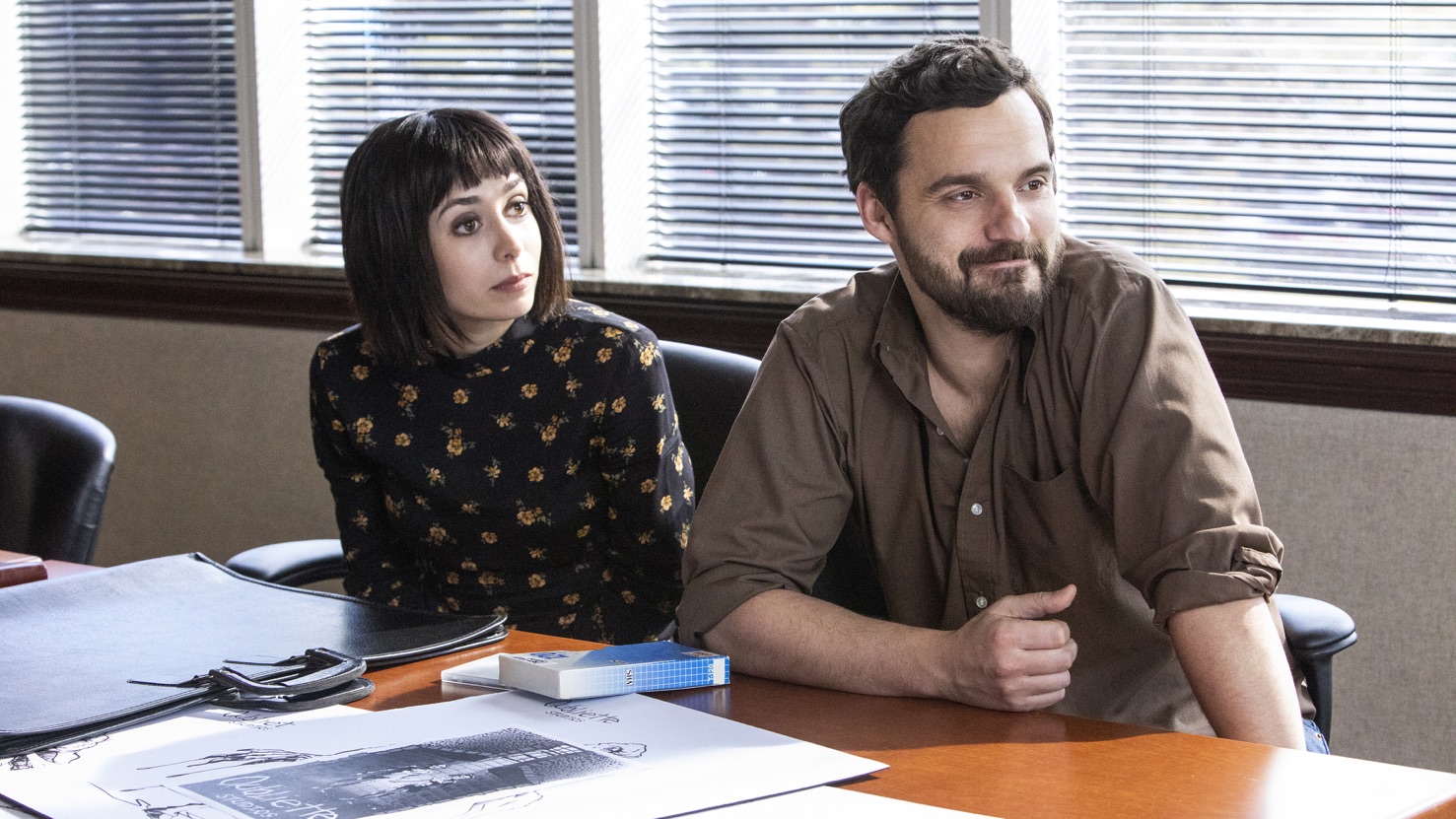 Cristin Milioti e Jake Johnson in Mythic Quest: Raven's Banquet 1x05 'A Dark Quiet Death' [tag: Cristin Milioti, Jake Johnson] [credit: courtesy of Apple TV Plus]