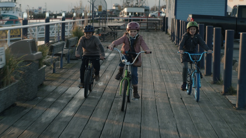 Jibrail Nantambu, Brooklynn Prince e Deric McCabe in Home Before Dark 1x02 'Never Be The Same' [tag: Jibrail Nantambu, Brooklynn Prince, Deric McCabe] [credit: courtesy of Apple TV Plus]