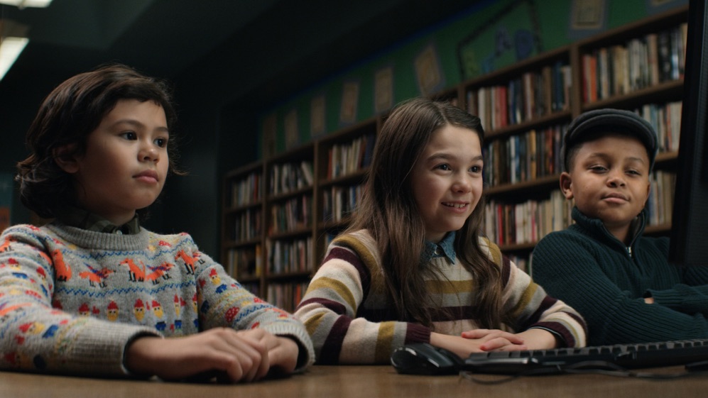 Deric McCabe, Brooklynn Prince e Jibrail Nantambu in Home Before Dark 1x03 'Sting Like a Bee' [tag: Deric McCabe, Brooklynn Prince, Jibrail Nantambu] [credit: courtesy of Apple TV Plus]