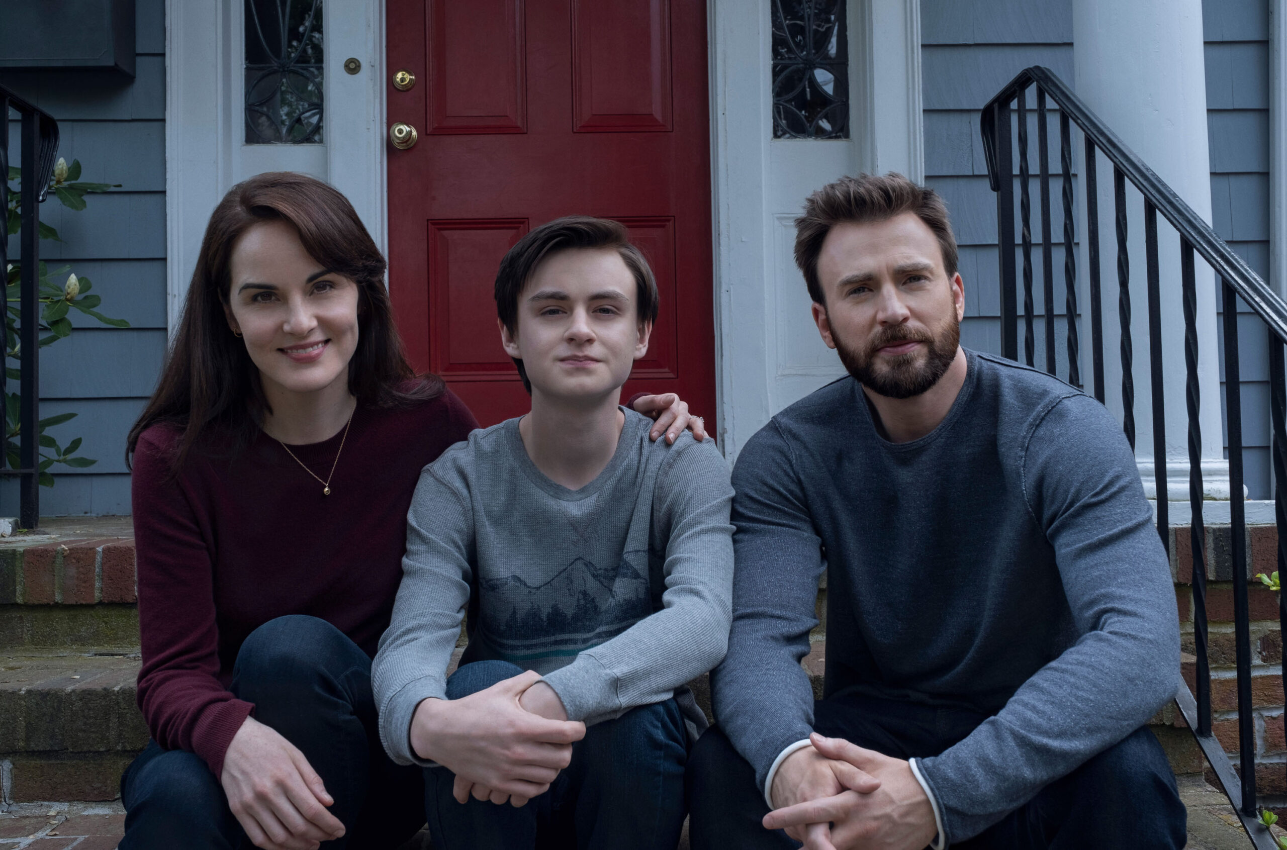 Michelle Dockery, Jaeden Martell e Chris Evans in Defending Jacob 1x01 'Pilot' [tag: Michelle Dockery, Jaeden Martell, Chris Evans] [credit: courtesy of Apple TV Plus]