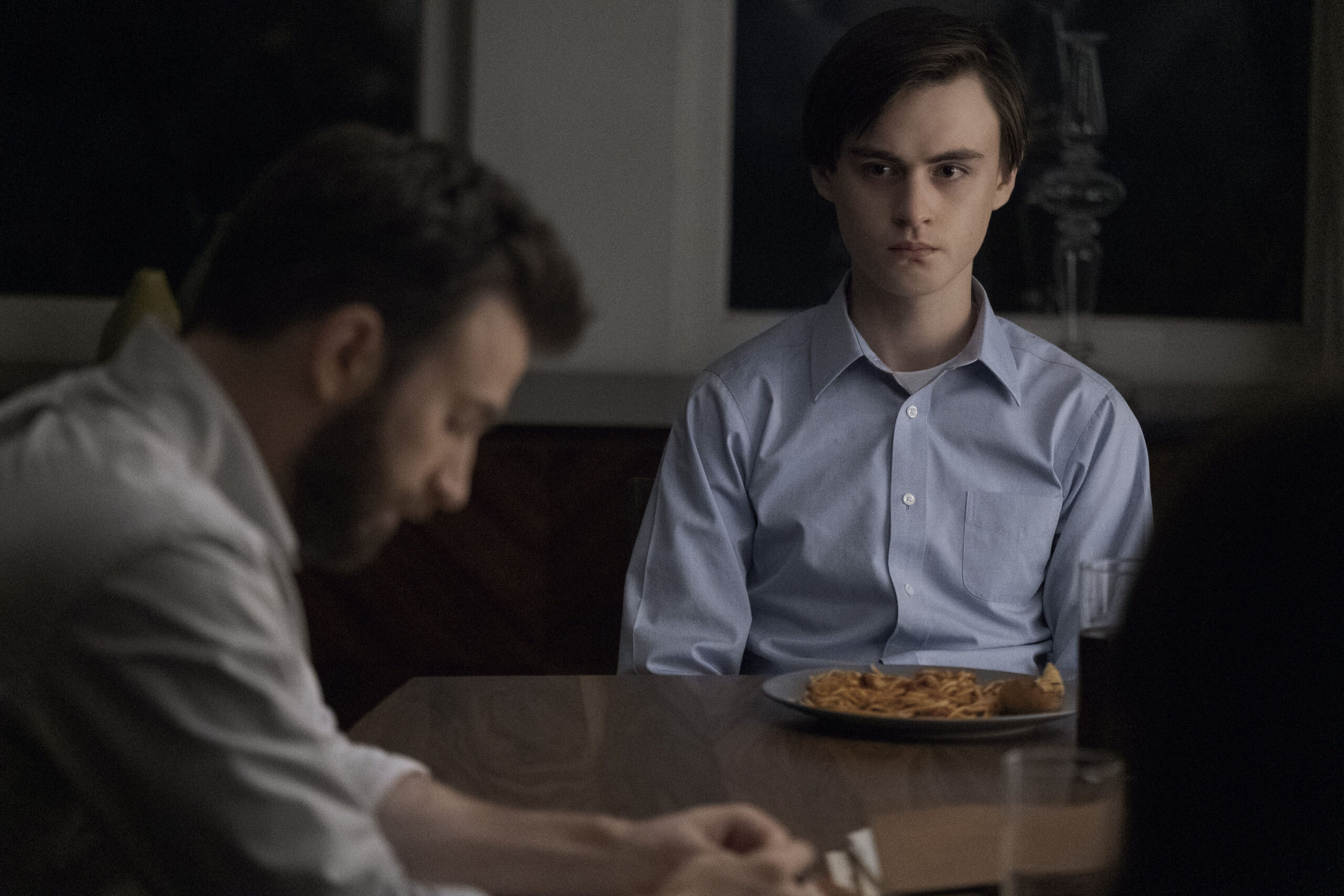 Chris Evans e Jaeden Martell in Defending Jacob 1x07 'Job' [tag: Chris Evans, Jaeden Martell] [credit: foto di Robert Clark; courtesy of Apple TV Plus]