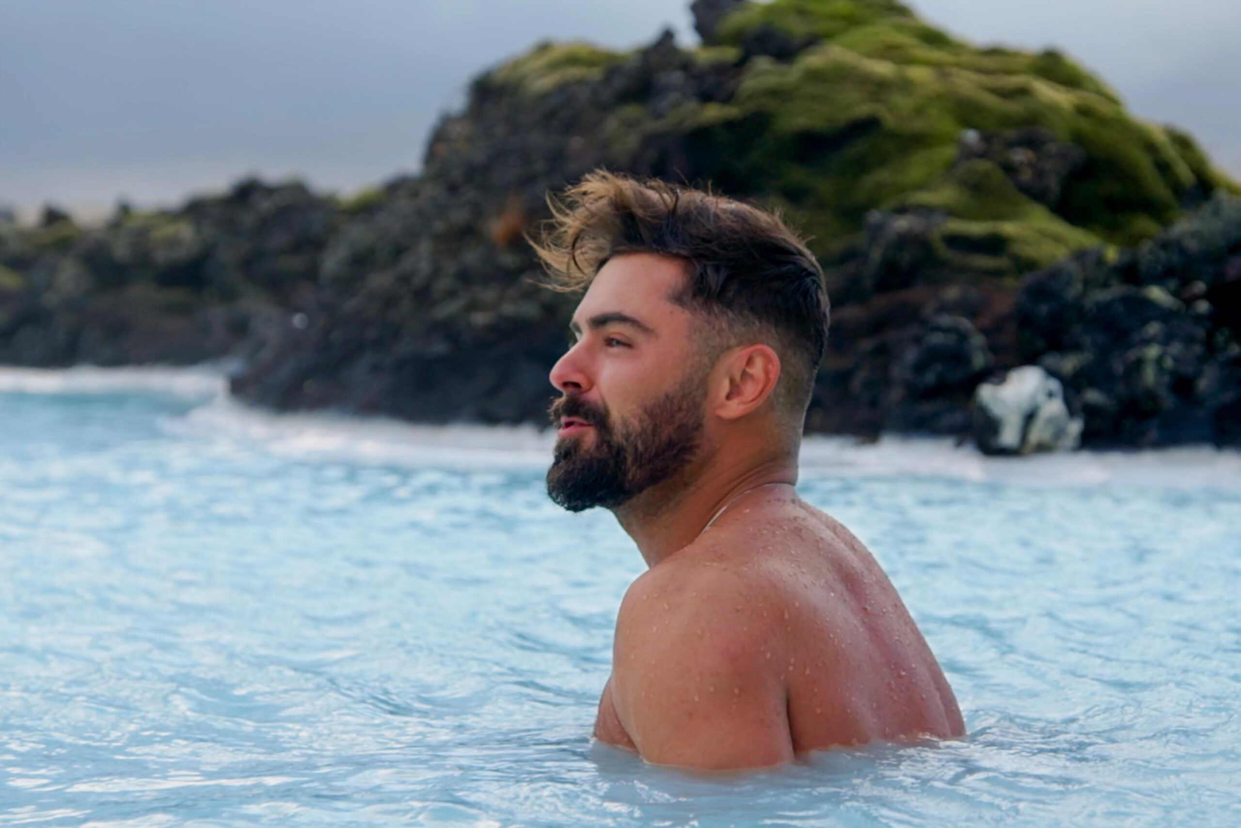 Zac Efron in Zac Efron: con i piedi per terra 1x01 'Islanda' [credit: Netflix]