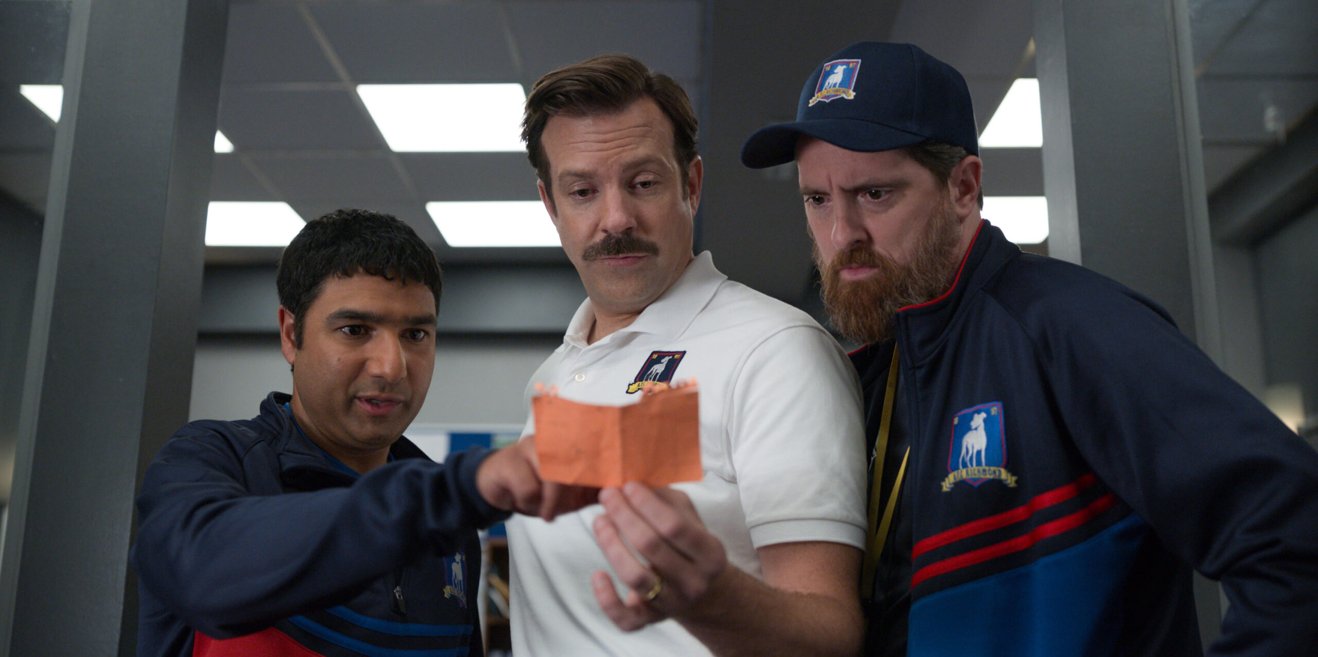 Nick Mohammed, Jason Sudeikis e Brendan Hunt in Ted Lasso 1x03 'Trent Crimm: The Independent' [tag: Nick Mohammed, Jason Sudeikis, Brendan Hunt] [credit: courtesy of Apple TV Plus]
