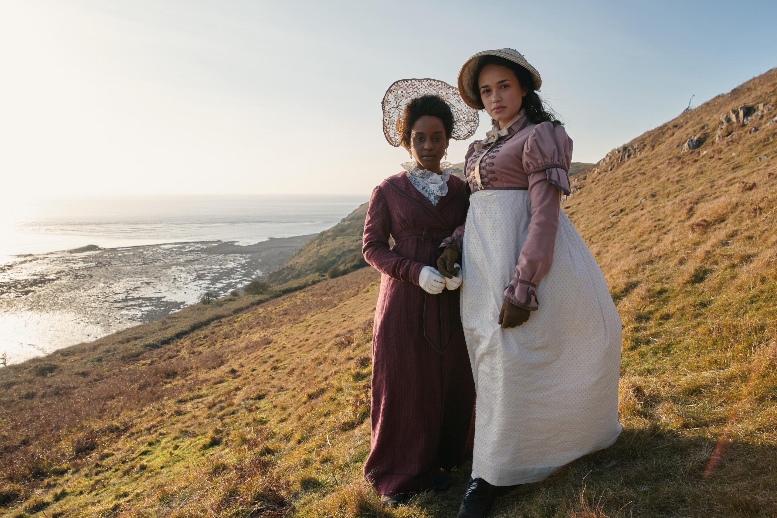 Charlotte Heywood (Rose Williams) e Miss Lambe (Crystal Clarke) in Sanditon 1x02 [credit: foto di Simon Ridgway; Copyright Red Planet Pictures; courtesy of LaF]