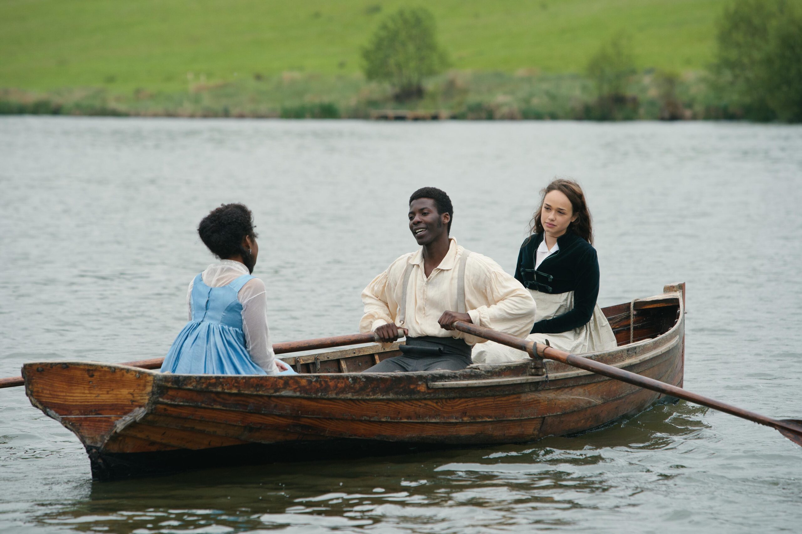 Charlotte Heywood (Rose Williams), Miss Lambe (Crystal Clarke) e Otis Molyneux (Jyuddah James) in Sanditon 1x04 [credit: foto di Simon Ridgway; Copyright Red Planet Pictures; courtesy of LaF]