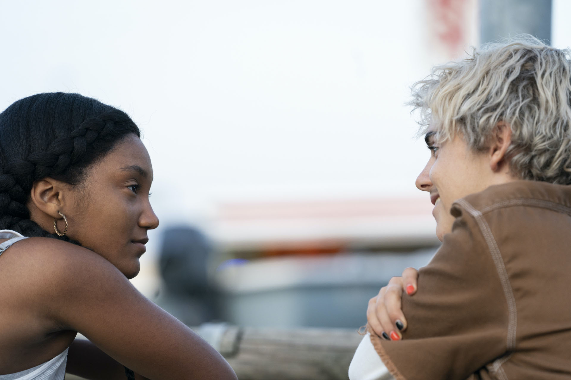 Jack Dylan Grazer e Jordan Kristine Seamón in We Are Who We Are 1x02 [tag: Jack Dylan Grazer, Jordan Kristine Seamón] [credit: foto di Yannis Drakoulidis/HBO; courtesy of Warner Media]