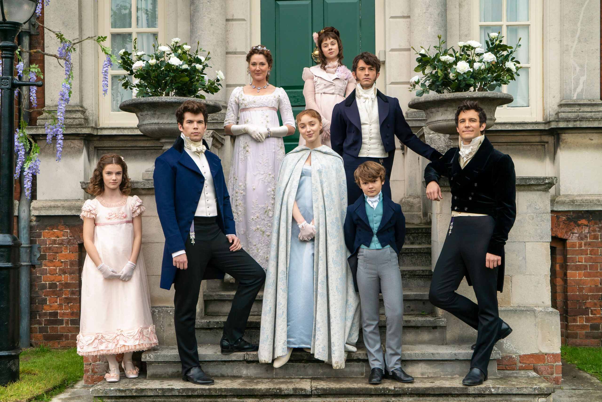 (S-D) Florence Hunt come Hyacinth Bridgerton, Luke Newton come Colin Bridgerton, Ruth Gemmell come Lady Violet Bridgerton, Phoebe Dynevor come Daphne Bridgerton, Claudia Jessie come Eloise Bridgerton, Jonathan Bailey come Anthony Bridgerton, Will Tilston come Gregory Bridgerton e Luke Thompson come Benedict Bridgerton in Bridgerton 1x05 'The Duke and I' [tag: Florence Hunt, Luke Newton, Ruth Gemmell, Phoebe Dynevor, Claudia Jessie, Jonathan Bailey, Will Tilston, Luke Thompson] [credit: Liam Daniel/Netflix]