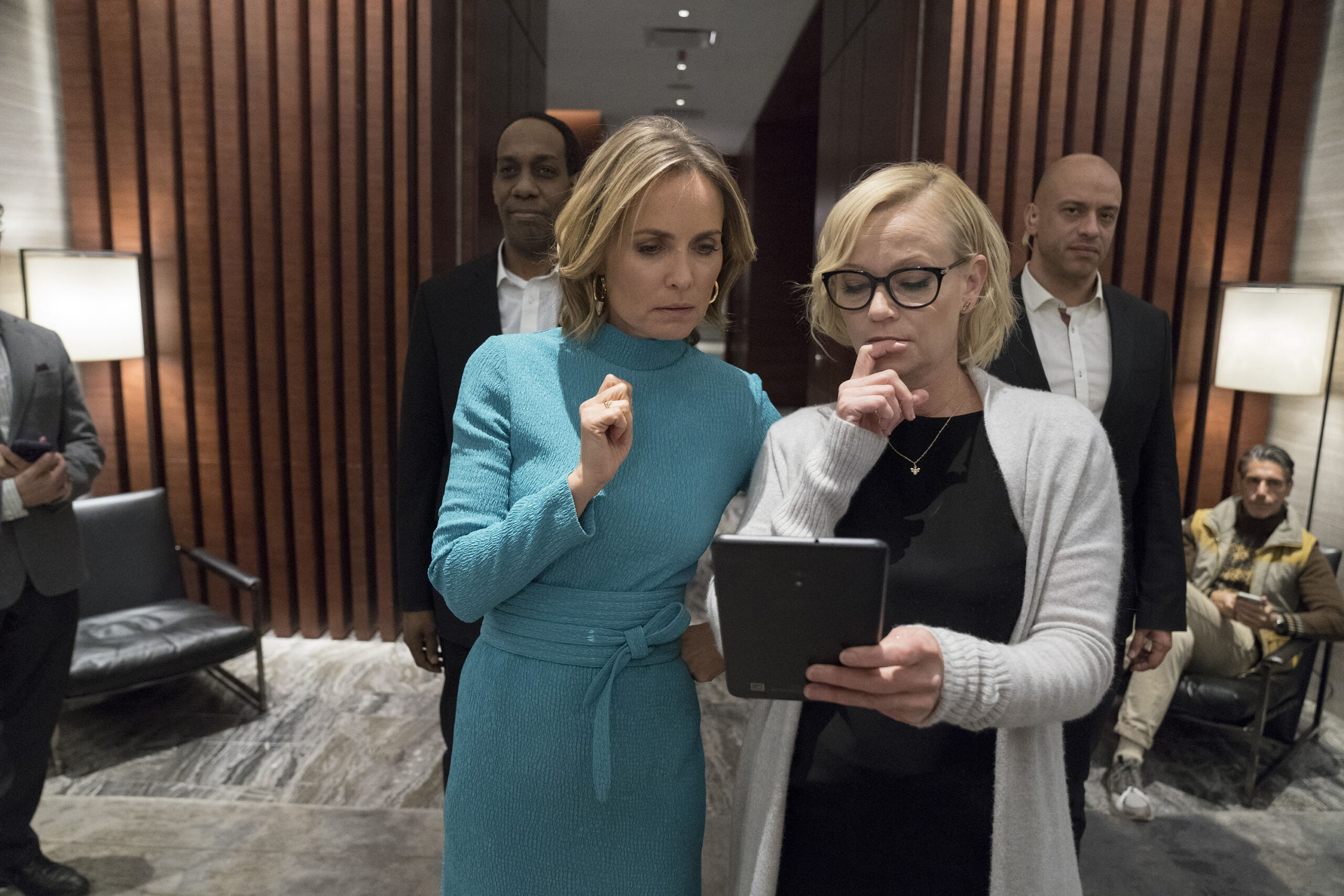 (S-D) Radha Mitchell come Luna Montgomery, Samantha Mathis come Melanie Franks in Law and Order: Special Victims Unit 21x15 'Swimming With The Sharks' [tag: Radha Mitchell, Samantha Mathis] [credit: Heidi Gutman/NBC; Copyright 2020 NBCUniversal Media, LLC; courtesy of Mediaset]