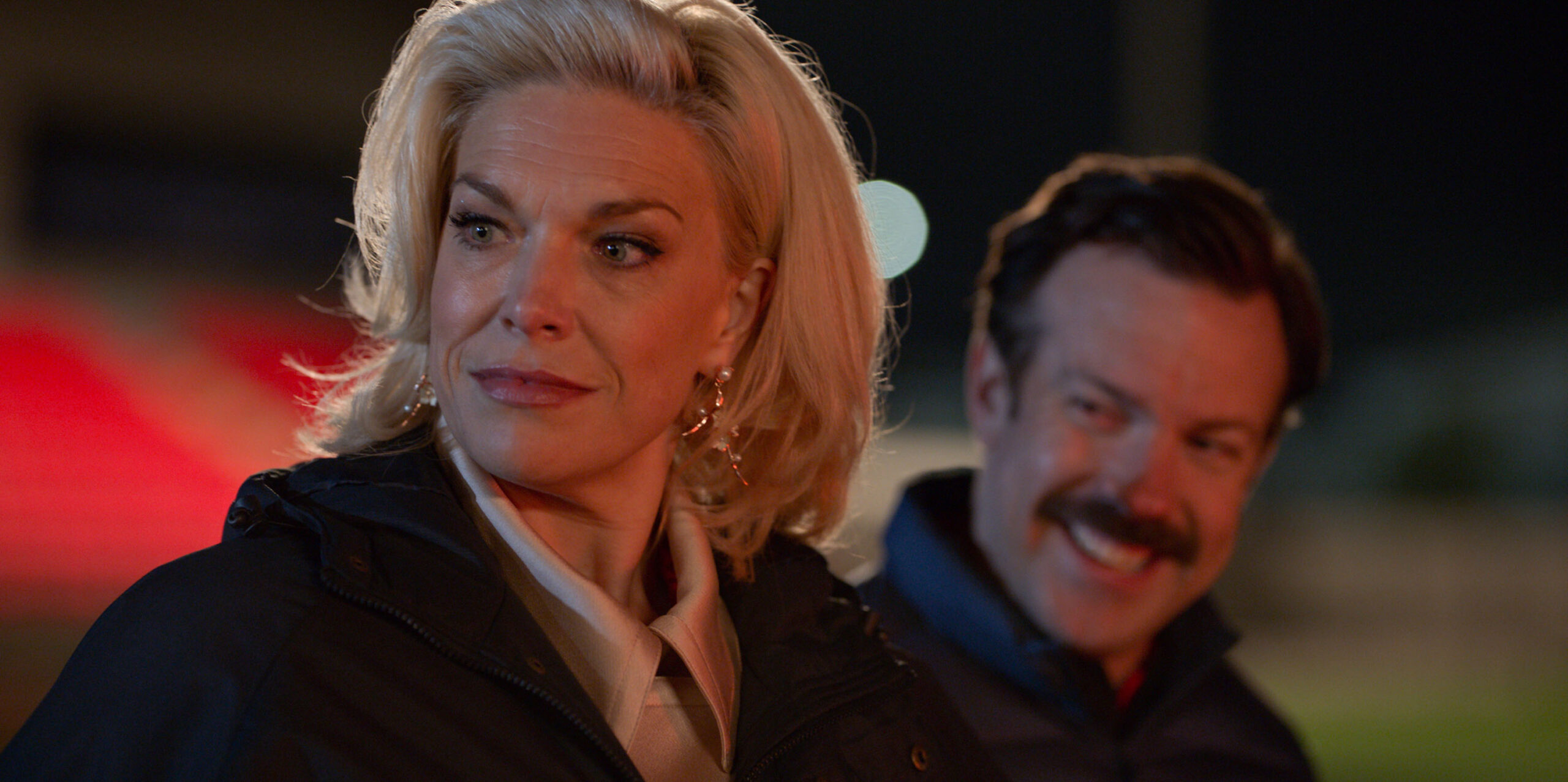 Hannah Waddingham e Jason Sudeikis in Ted Lasso 1x06 'Two Aces' [tag: Hannah Waddingham, Jason Sudeikis] [credit: courtesy of Apple TV Plus]