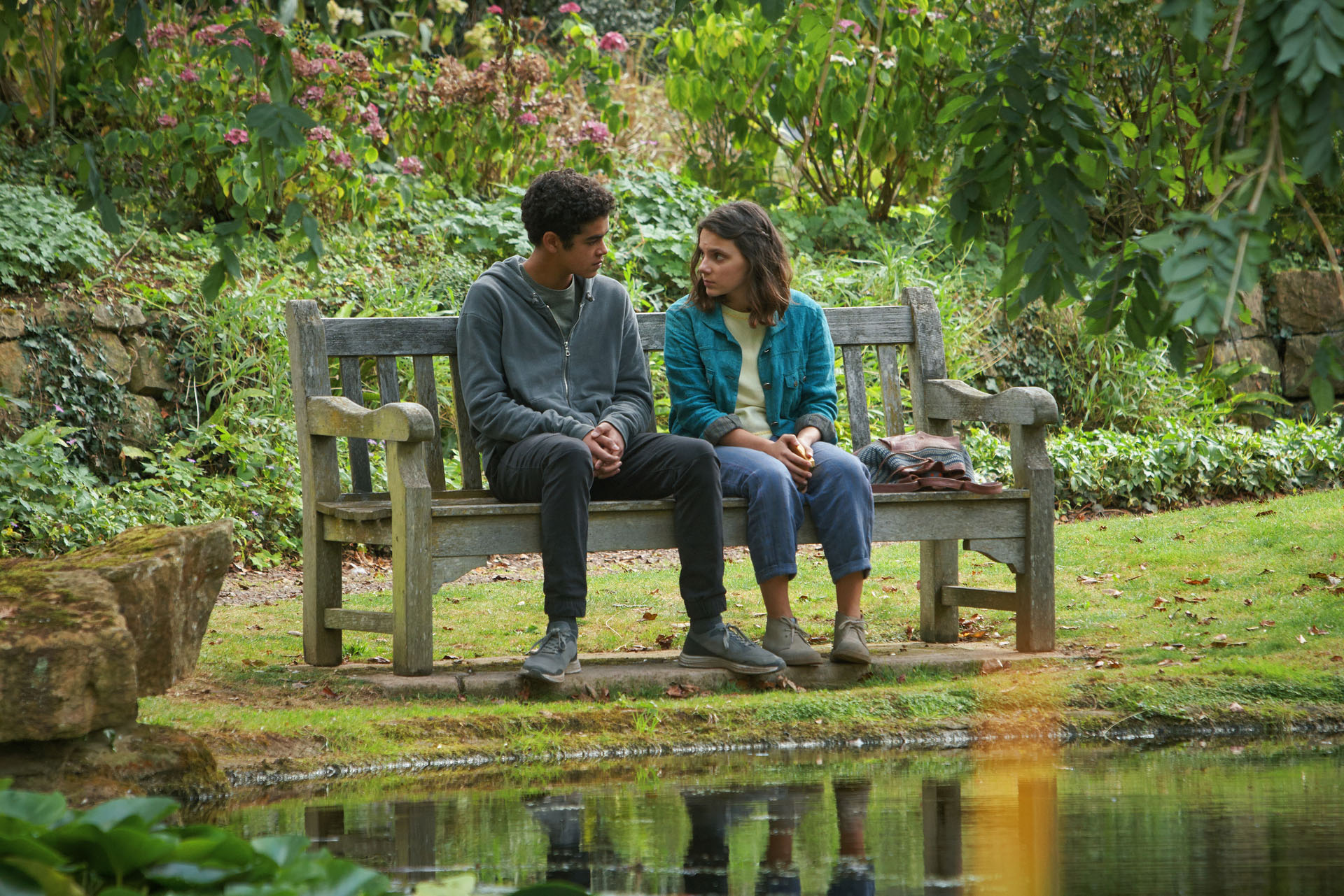 Amir Wilson e Dafne Keen in His Dark Materials 2x02 'La materia oscura' [tag: Amir Wilson, Dafne Keen] [credit: foto di Simon Ridgway/HBO; courtesy of Warner Media]