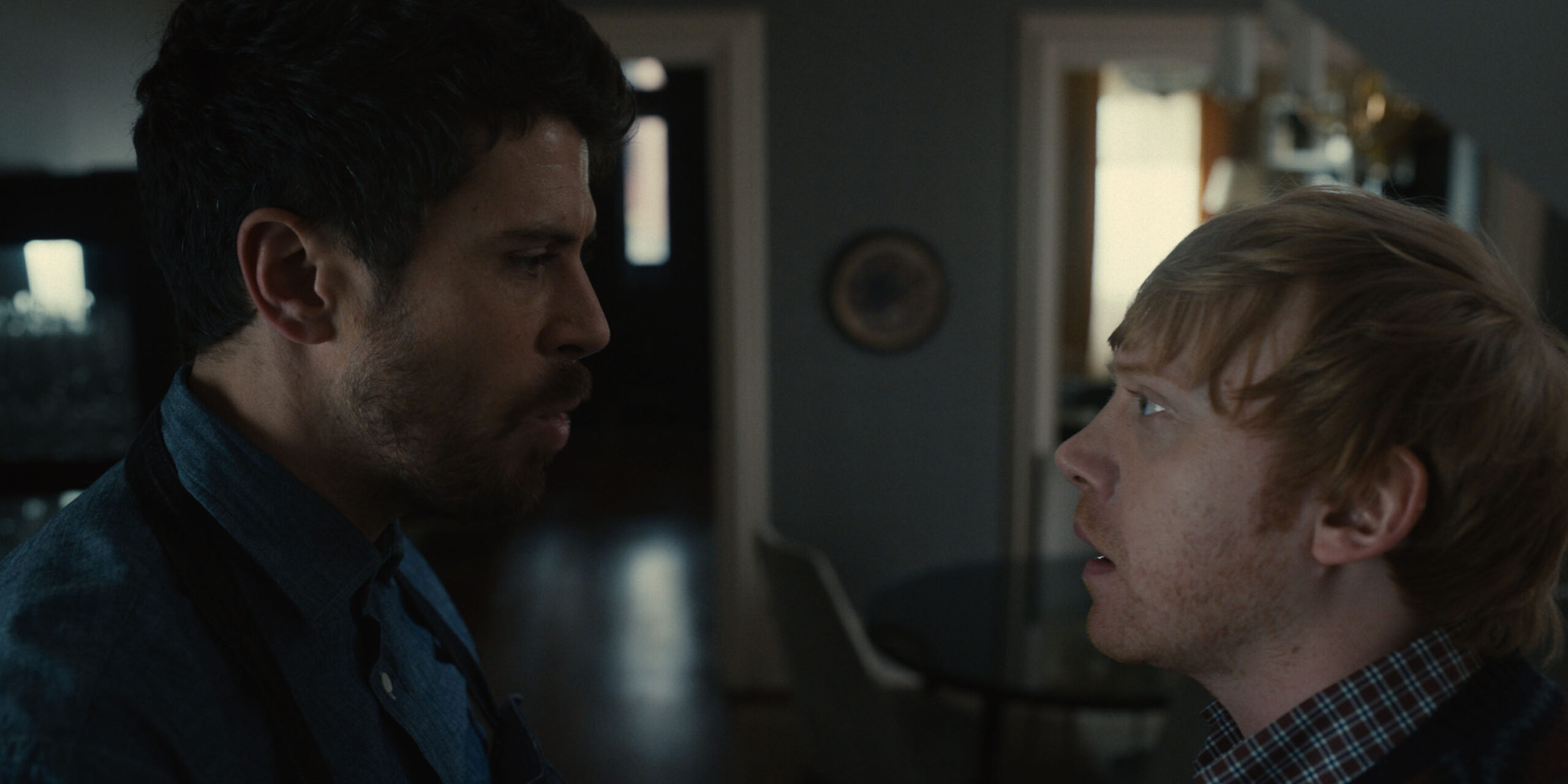 Toby Kebbell e Rupert Grint in Servant 2x02 'Spaceman' [tag: Toby Kebbell, Rupert Grint] [credit: courtesy of Apple TV Plus]