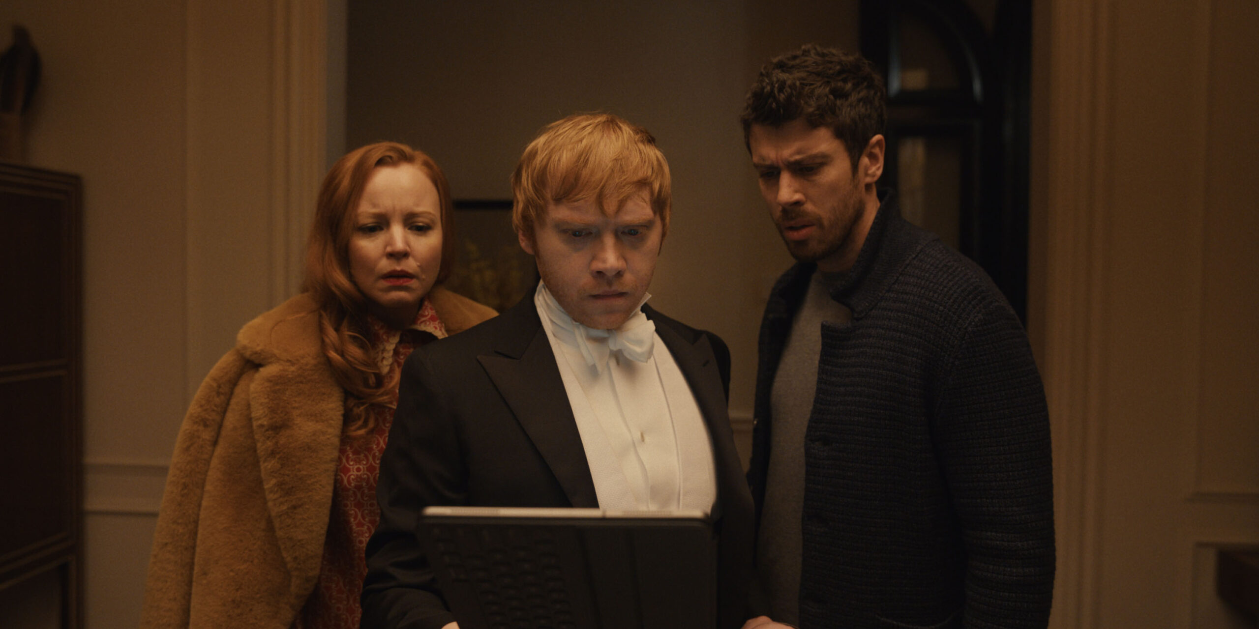 Lauren Ambrose, Rupert Grint e Toby Kebbell in Servant 2x03 'Pizza' [tag: Lauren Ambrose, Rupert Grint, Toby Kebbell] [credit: courtesy of Apple TV Plus]