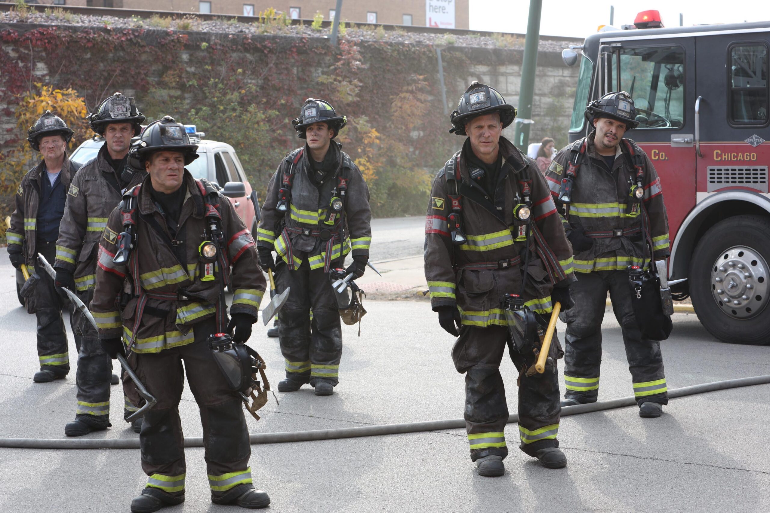 (sinistra-destra) Christian Stolte come Randall McHolland, Jesse Spencer come Matthew Casey, Anthony Ferraris come Tony, Alberto Rosende come Blake Gallo, Taylor Kinney come Kelly Severide, Joe Minoso come Joe Cruz in Chicago Fire 9x01 'Rattle Second City' [credit Adrian S. Burrows Sr./NBC; Copyright 2020 NBCUniversal Media, LLC; courtesy of Mediaset]