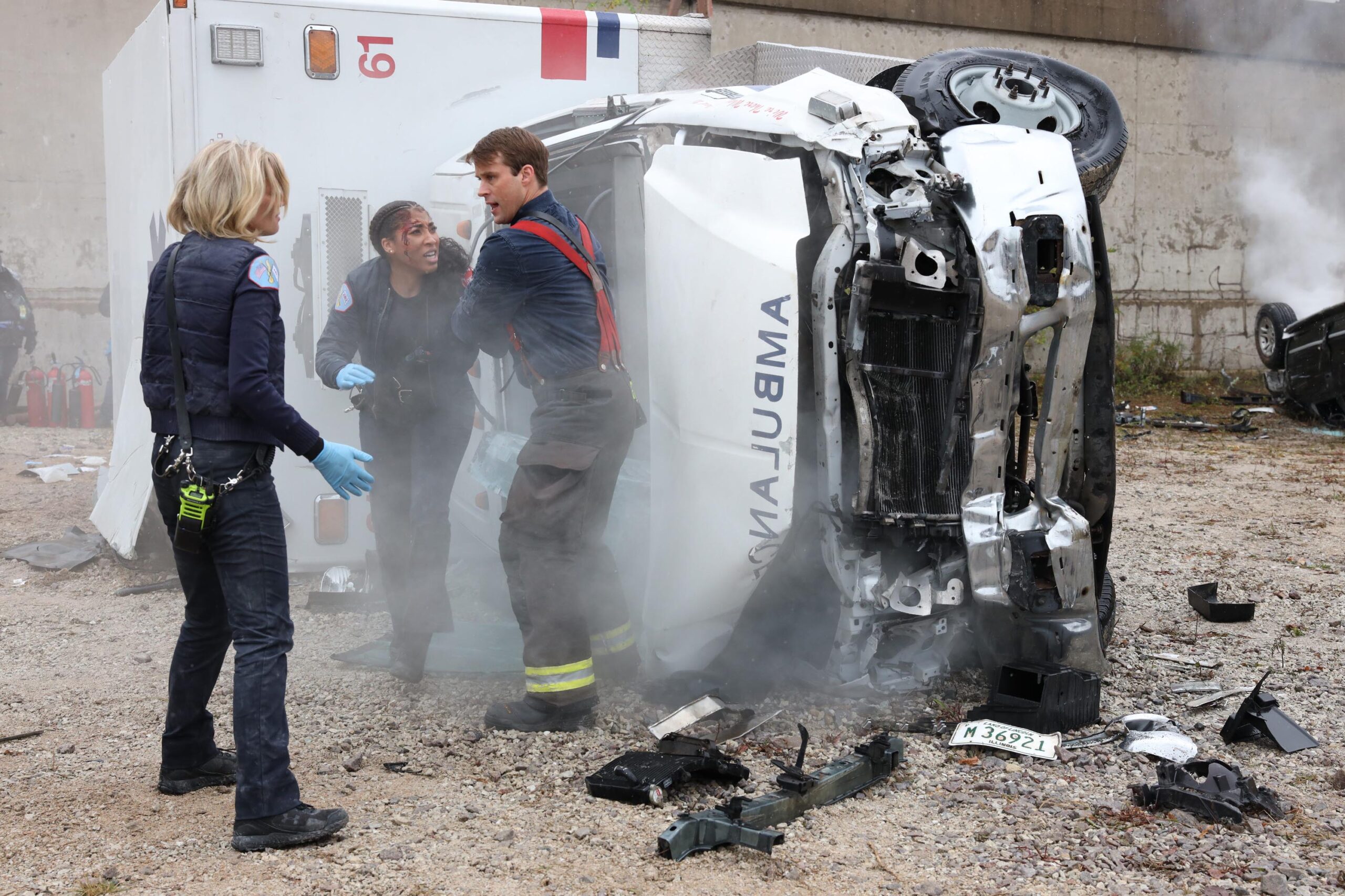 (sinistra-destra) Kara Killmer come Sylvie Brett, Adriyan Rae come Gianna Mackey, Jesse Spencer come Matthew Casey in Chicago Fire 9x02 'That Kind Of Heat' [credit: NBC; Copyright 2020 NBCUniversal Media, LLC; courtesy of Mediaset]