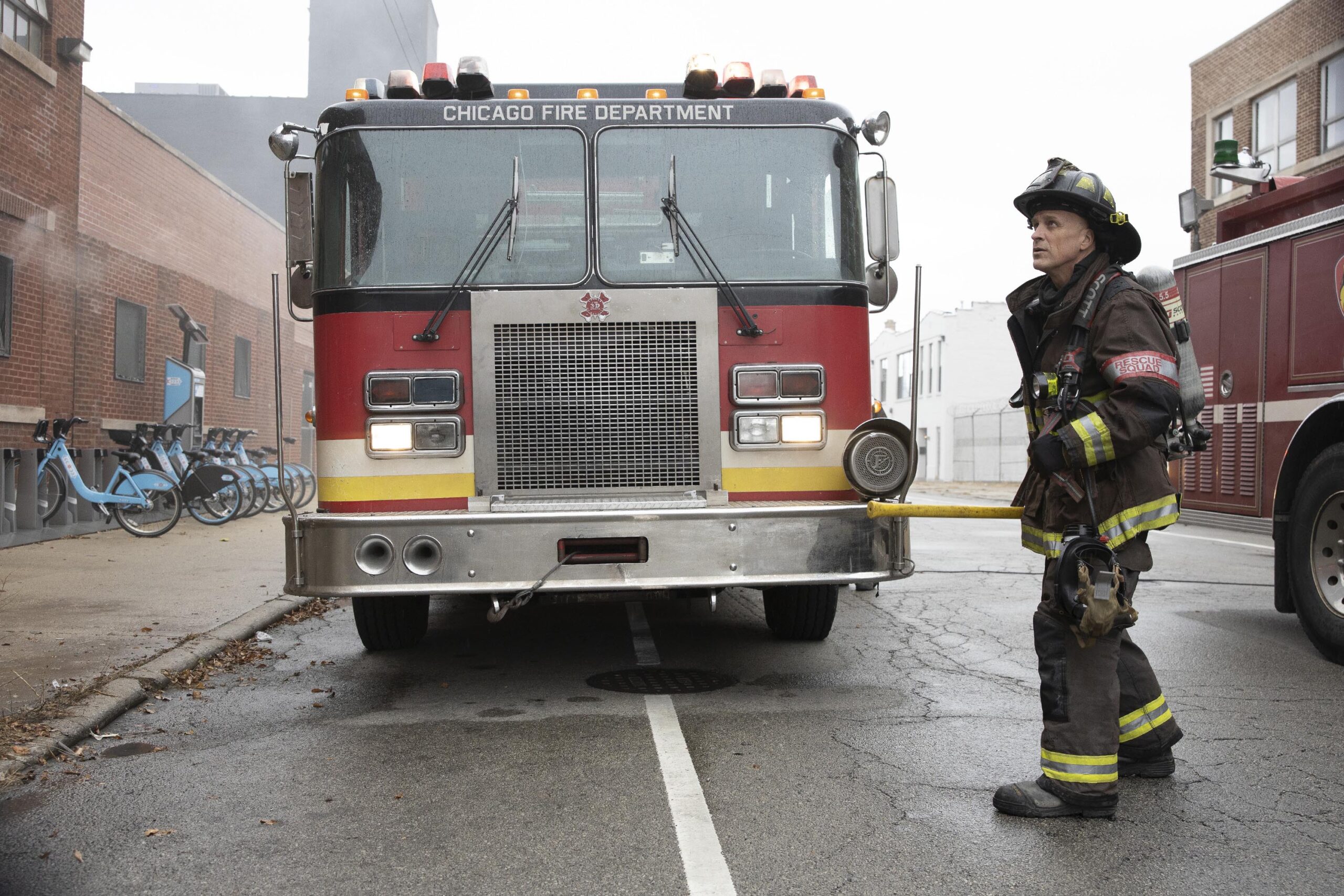 Randy Flagler come Capp in Chicago Fire 9x03 'Smash Therapy' [tag: Randy Flagler] [credit: Adrian S. Burrows Sr./NBC; Copyright 2020 NBCUniversal Media, LLC; courtesy of Mediaset]