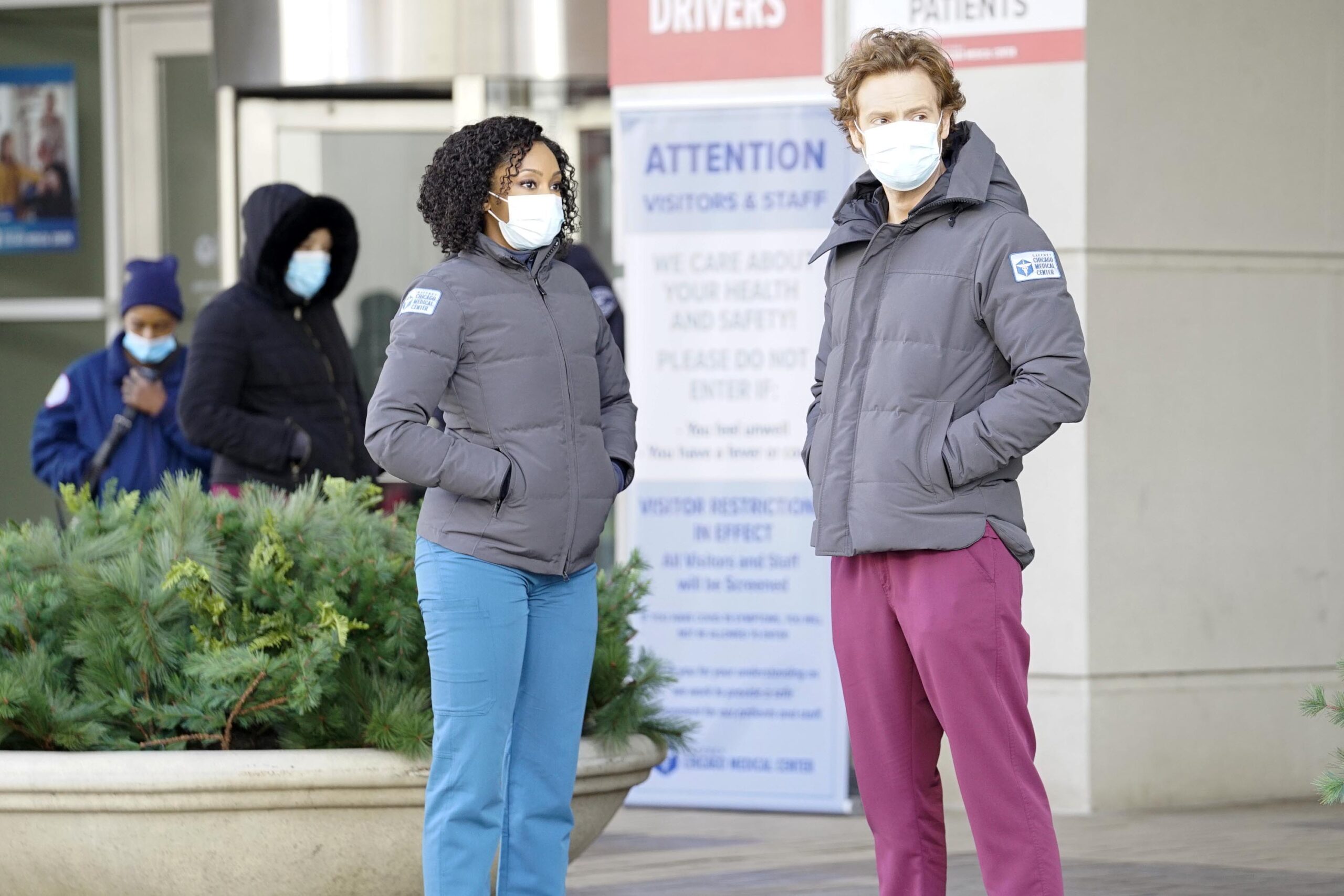 Yaya Dacosta come April Sexton, Nick Gehlfuss come Dr. Will Halstead in Chicago Med 6x04 'In Search of Forgiveness, Not Permission' [tag: Yaya Dacosta, Nick Gehlfuss] [credit: foto di Elizabeth Sisson/NBC; Copyright 2020 NBCUniversal Media, LLC; courtesy of Mediaset]