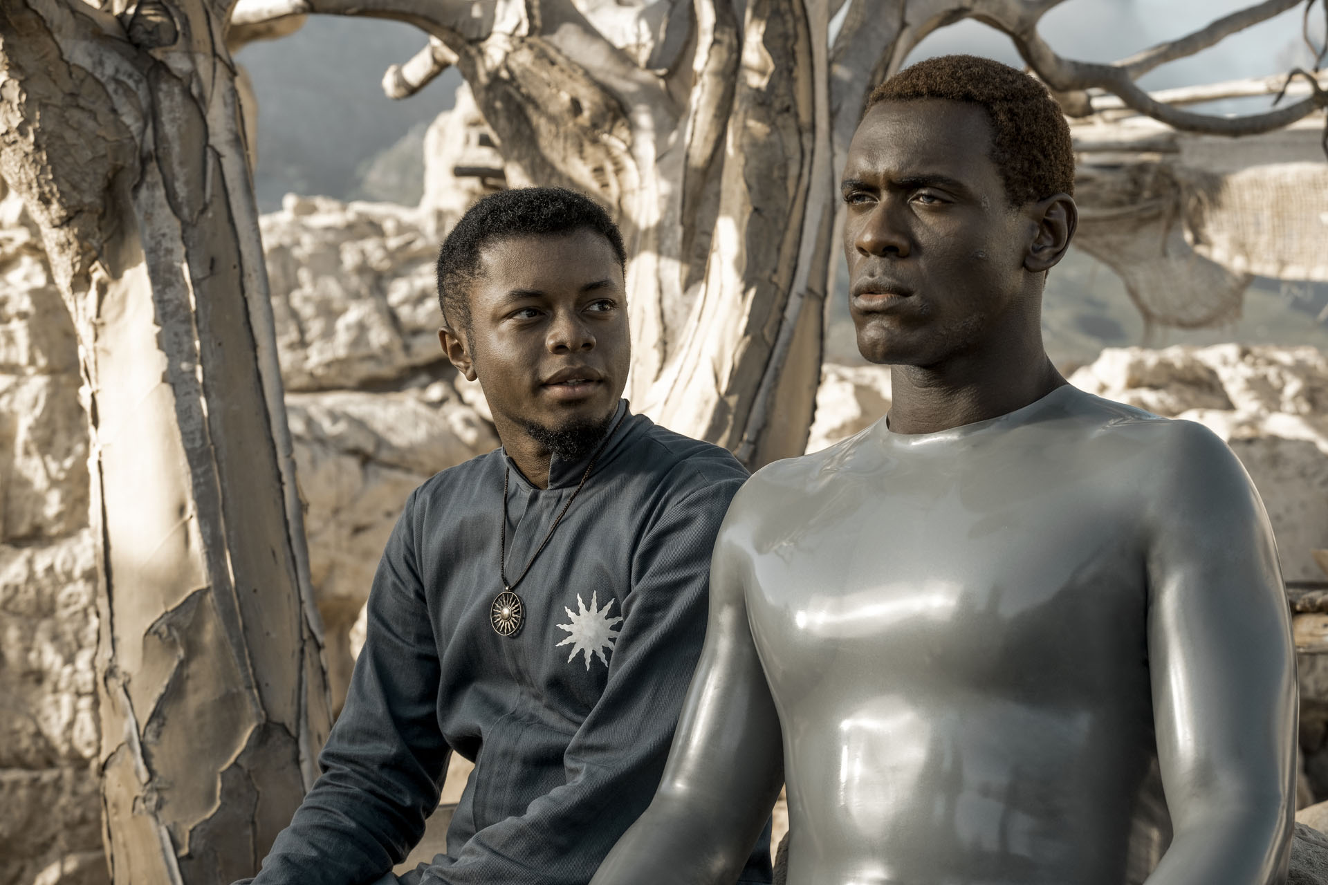 Ethan Hazzard, Abubakar Salim in Raised by Wolves 1x08 [tag: Ethan Hazzard, Abubakar Salim] [credit: foto di Coco Van Oppens; Copyright 2019 Warner Media LLC. All Rights Reserved; courtesy of Warner Media]