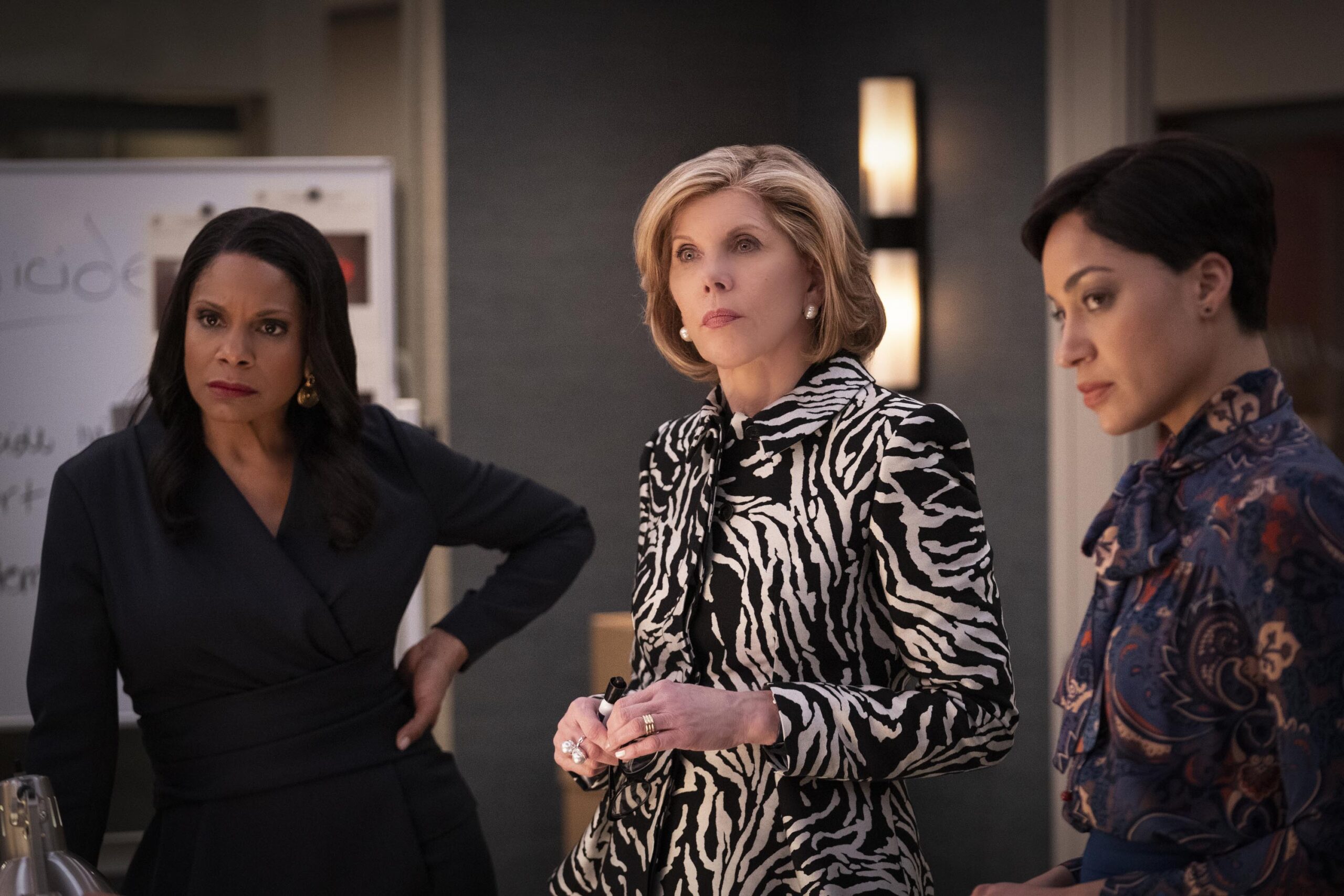 The Good Fight 4x07 - (da sinistra verso destra) Audra McDonald come Liz Reddick, Christine Baranski come Diane Lockhart, Cush Jumbo come Lucca Quinn [credit: Patrick Harbron/CBS; Copyright 2019 CBS Interactive, Inc. All Rights Reserved; courtesy of TIMvision]